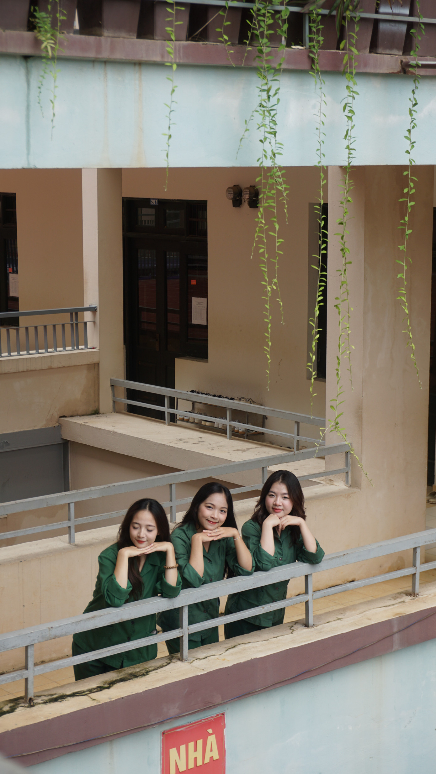 Quỳnh Trang chụp cùng các bạn. Quỳnh Trang chụp cùng các bạn.