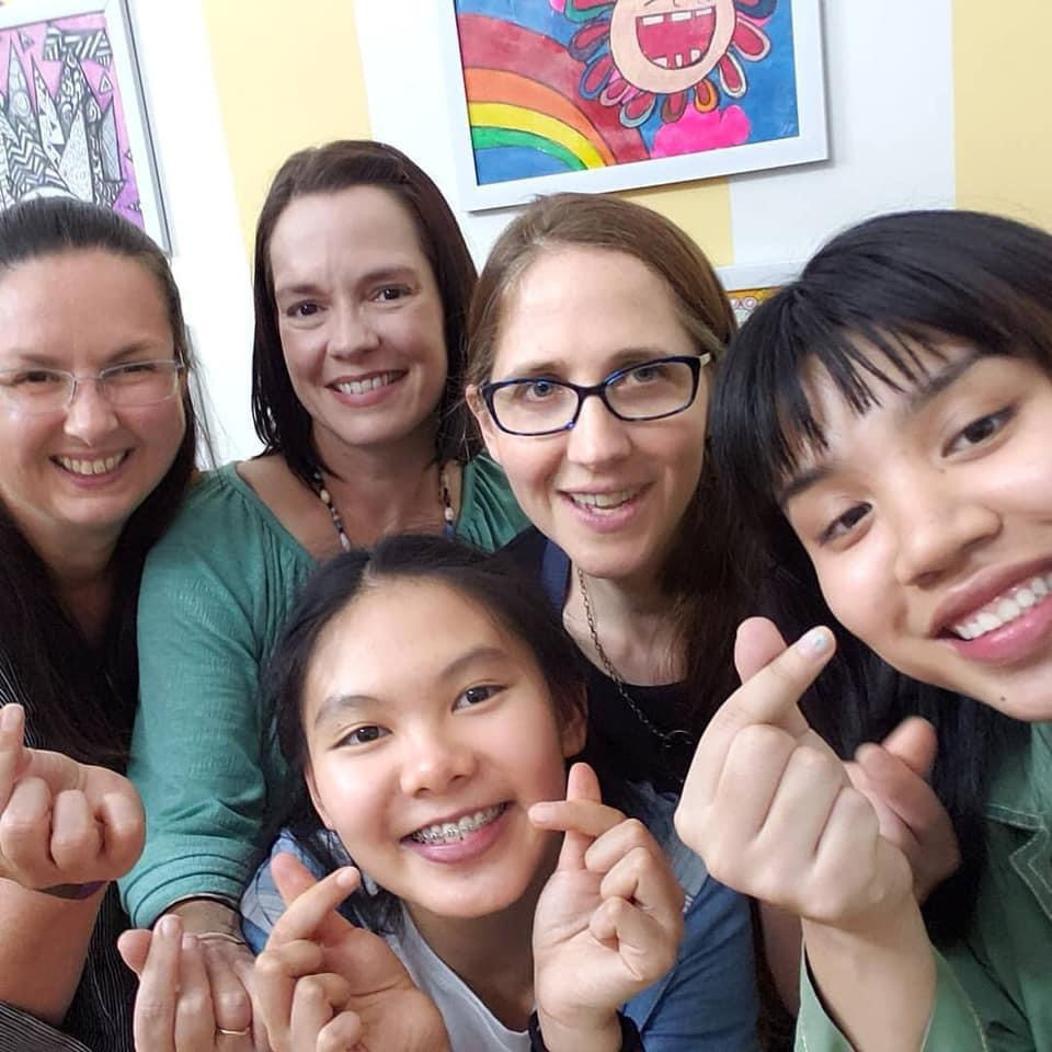 Hoàng Linh tham gia buổi phiên dịch cho trẻ em tự kỷ cùng các chuyên gia đến từ Liên Hợp Quốc. Hoàng Linh tham gia buổi phiên dịch cho trẻ em tự kỷ cùng các chuyên gia đến từ Liên Hợp Quốc.