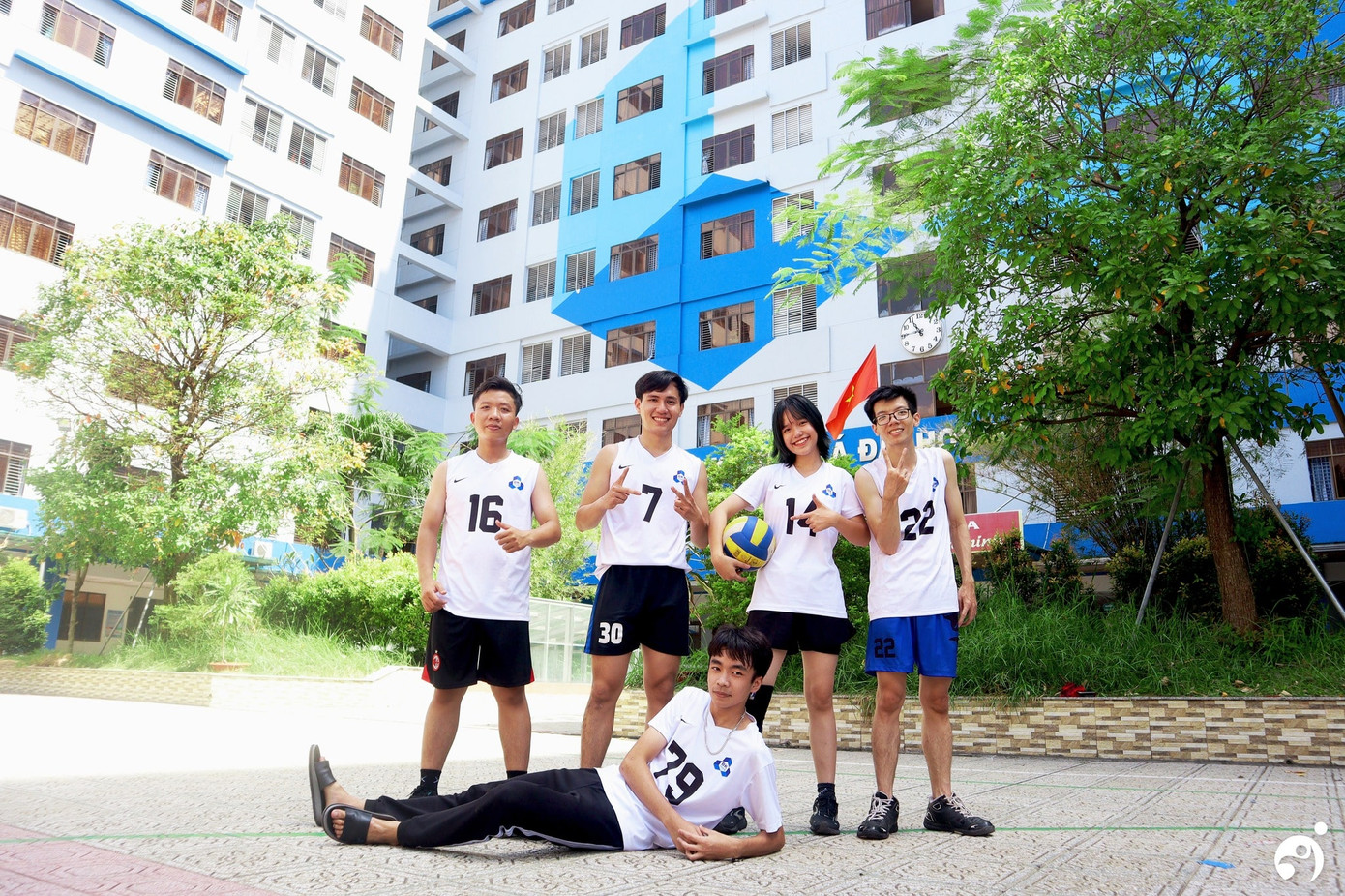 Thành Thơ tích cực tham gia rèn luyện cùng CLB Bóng chuyền Ký túc xá Bách Khoa. Thành Thơ tích cực tham gia rèn luyện cùng CLB Bóng chuyền Ký túc xá Bách Khoa.