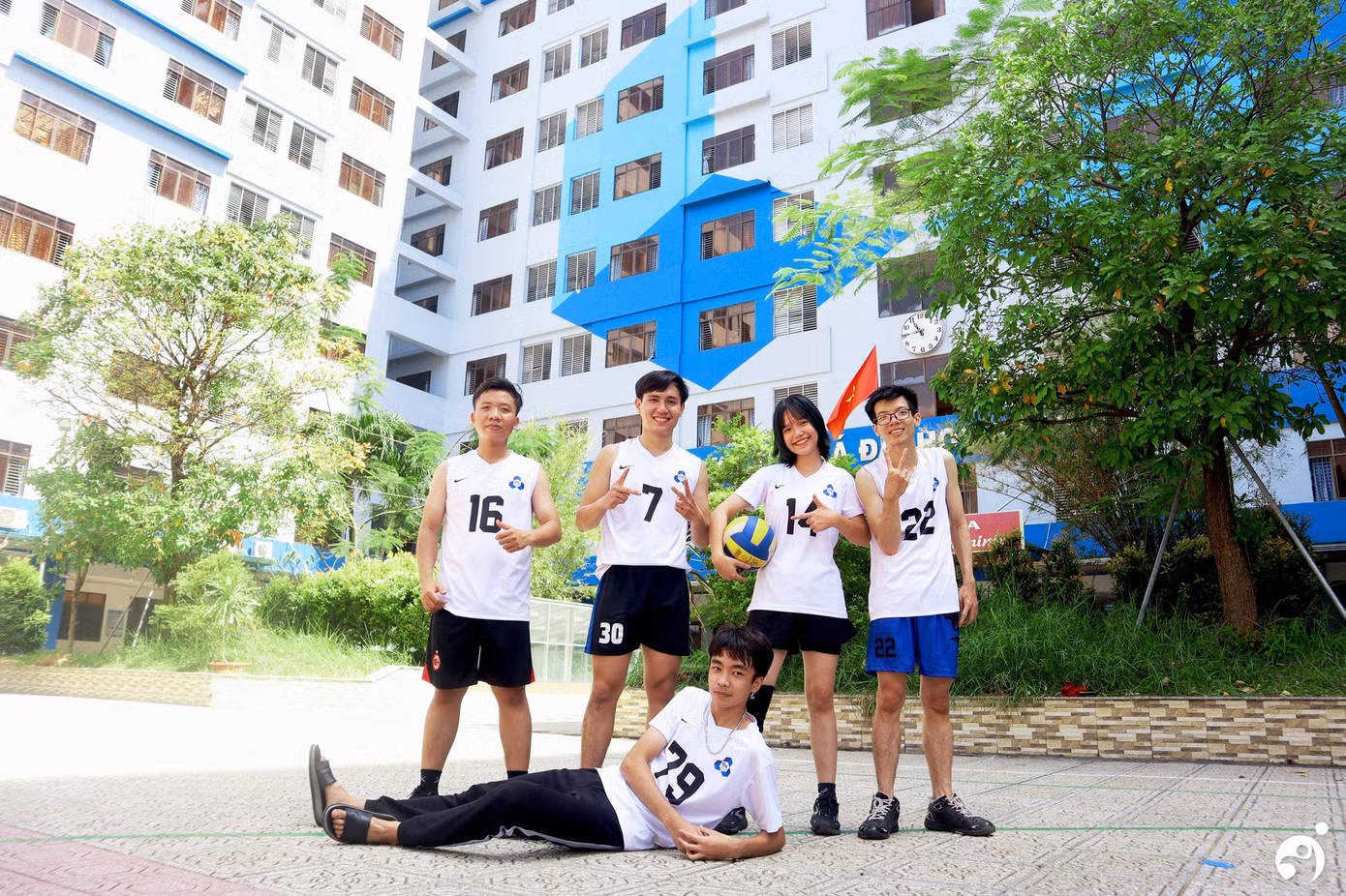 Thành Thơ tích cực tham gia rèn luyện cùng CLB Bóng chuyền Ký túc xá Bách Khoa. Thành Thơ tích cực tham gia rèn luyện cùng CLB Bóng chuyền Ký túc xá Bách Khoa.