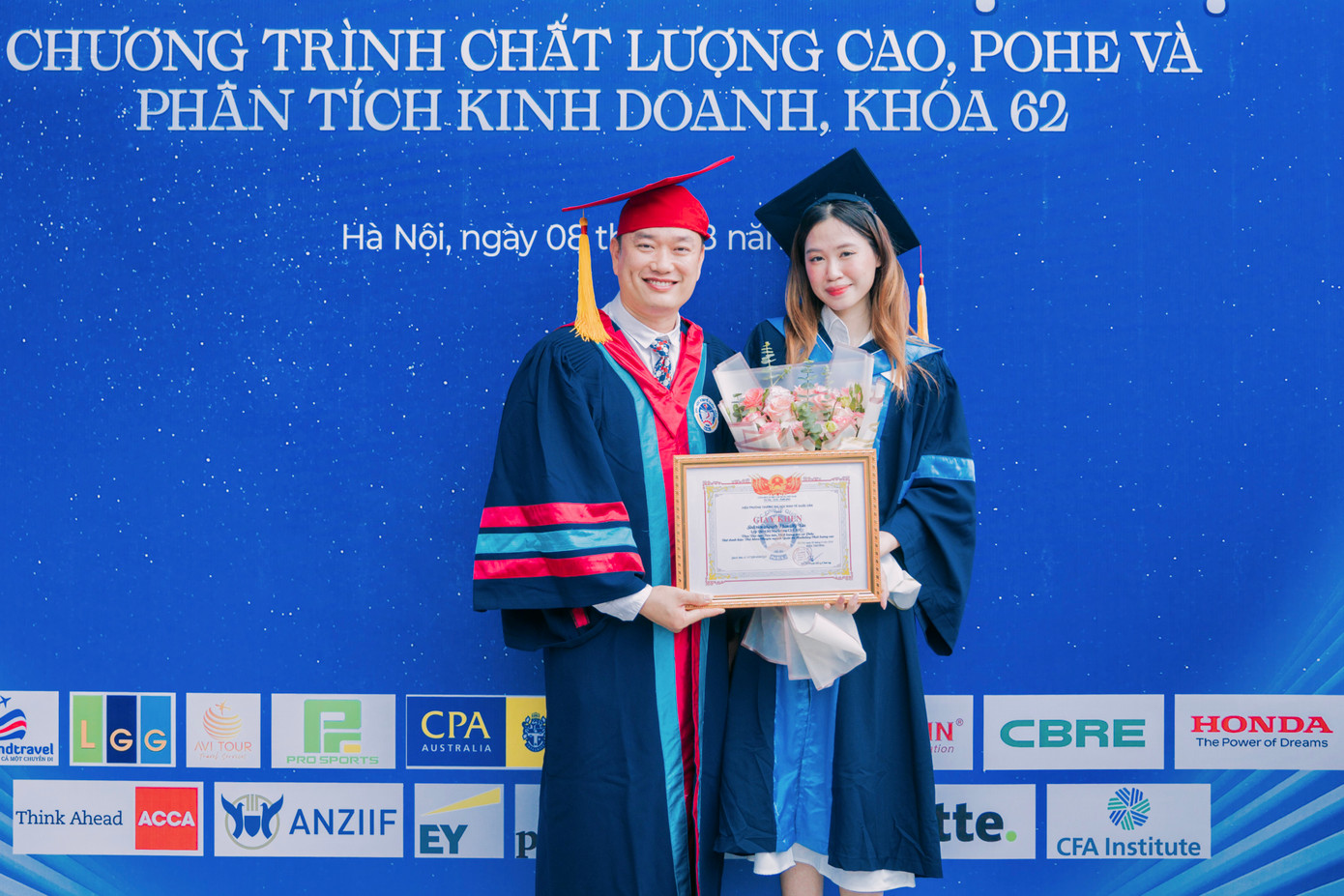Mỹ Vân chụp ảnh cùng PGS. TS Phạm Văn Tuấn - Phó Hiệu trưởng Trường Kinh doanh - Đại học Kinh tế Quốc dân. Mỹ Vân chụp ảnh cùng PGS. TS Phạm Văn Tuấn - Phó Hiệu trưởng Trường Kinh doanh - Đại học Kinh tế Quốc dân.