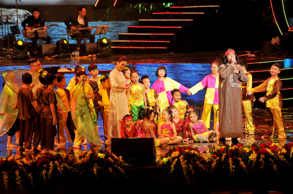 Jayden biểu diễn tại chương trình Xuân Quê Hương 2018. Jayden biểu diễn tại chương trình Xuân Quê Hương 2018.