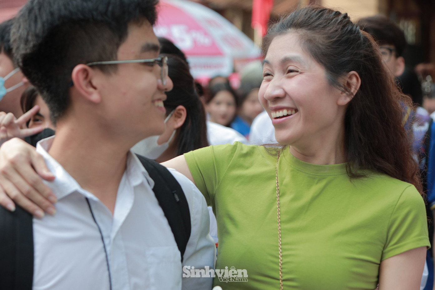 Bạn Lâm - Học sinh Trường THPT Việt Đức bày tỏ: "Em cảm thấy đề thi Tiếng Anh hôm nay như "một cơn mưa" giúp hạ nhiệt sau khi thi môn Toán. Em cũng như các bạn đều rất hài lòng về bài thi ngày hôm nay và em tự tin bản thân được trên 9 điểm. Em muốn cảm ơn bố mẹ vì đã đồng hành cùng em suốt thời gian qua và sẽ quyết tâm lấy điểm cao để cho bố mẹ tự hào."