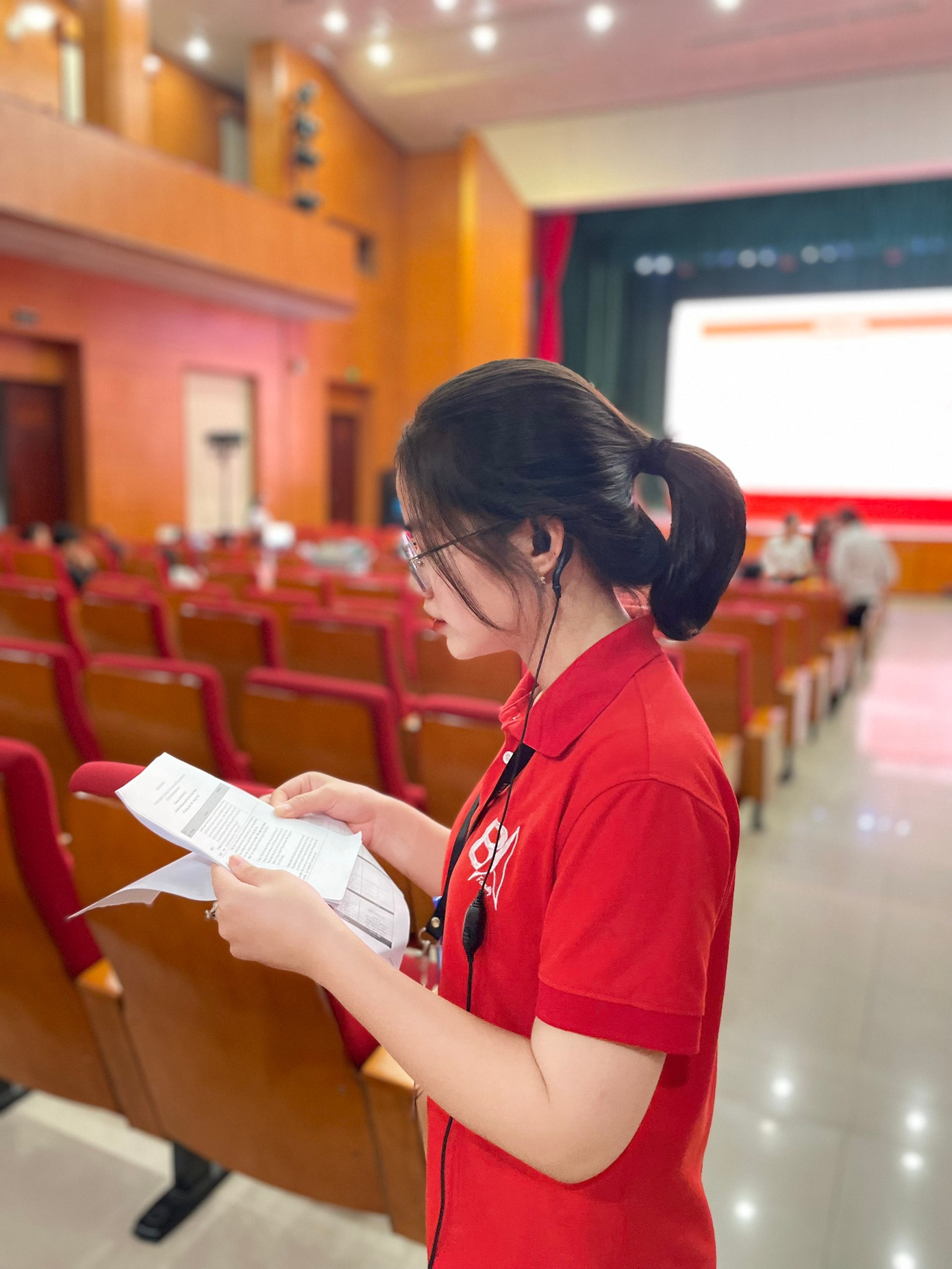 Phượng trong vai trò Phó Ban tổ chức Sự kiện Chào tân sinh viên K26 Khoa Quản trị Kinh doanh, Học viện Ngân hàng. Phượng trong vai trò Phó Ban tổ chức Sự kiện Chào tân sinh viên K26 Khoa Quản trị Kinh doanh, Học viện Ngân hàng.