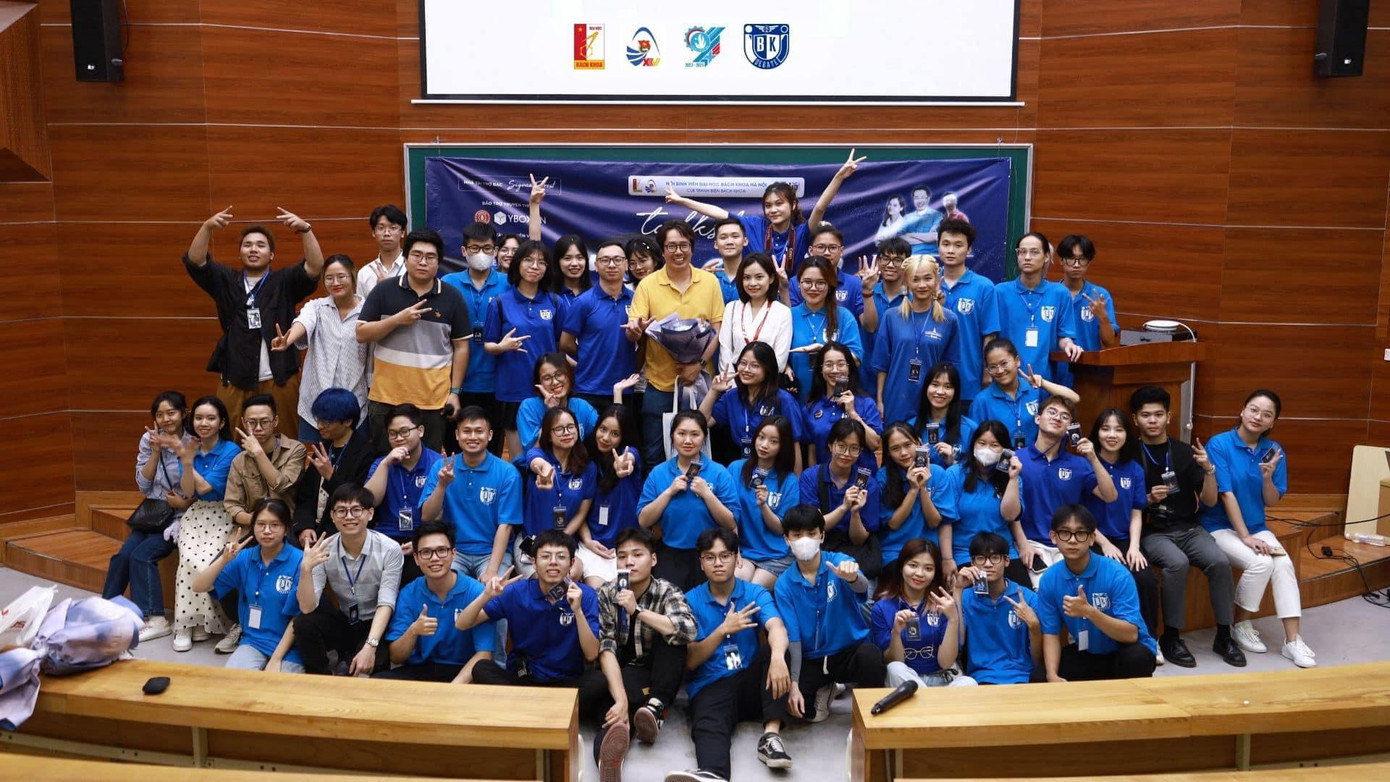 Ban tổ chức Talkshow “Giao lộ” với sự góp mặt của BLV Nhà báo Trương Anh Ngọc.