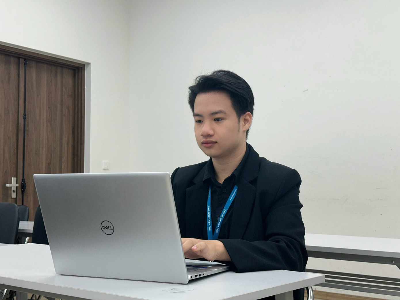 Đức nghiêm túc chủ động tìm kiếm cơ hội ngay từ các tiết học trên lớp.