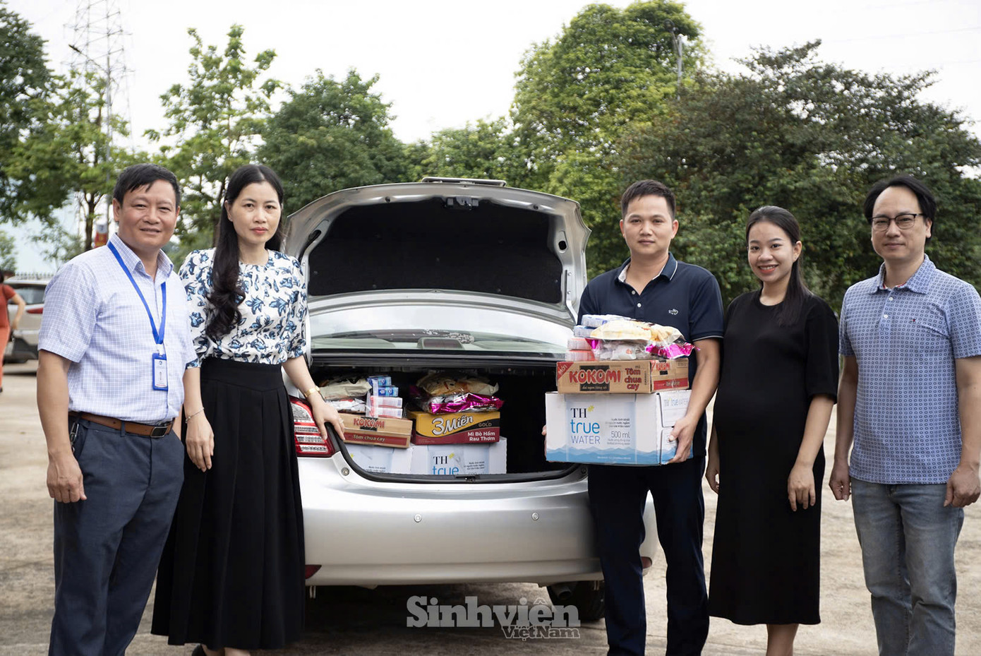 "Hiện Nhà trường đang giao cho Công đoàn và Đoàn Thanh niên tổ chức vận động cán bộ và cựu sinh viên quyên góp, mua lương thực và một số nhu yếu phẩm hỗ trợ cho các sinh viên và gia đình sinh viên bị thiệt hại nặng sau lũ để các em yên tâm học tập." - PGS. TS Nguyễn Văn Đăng.