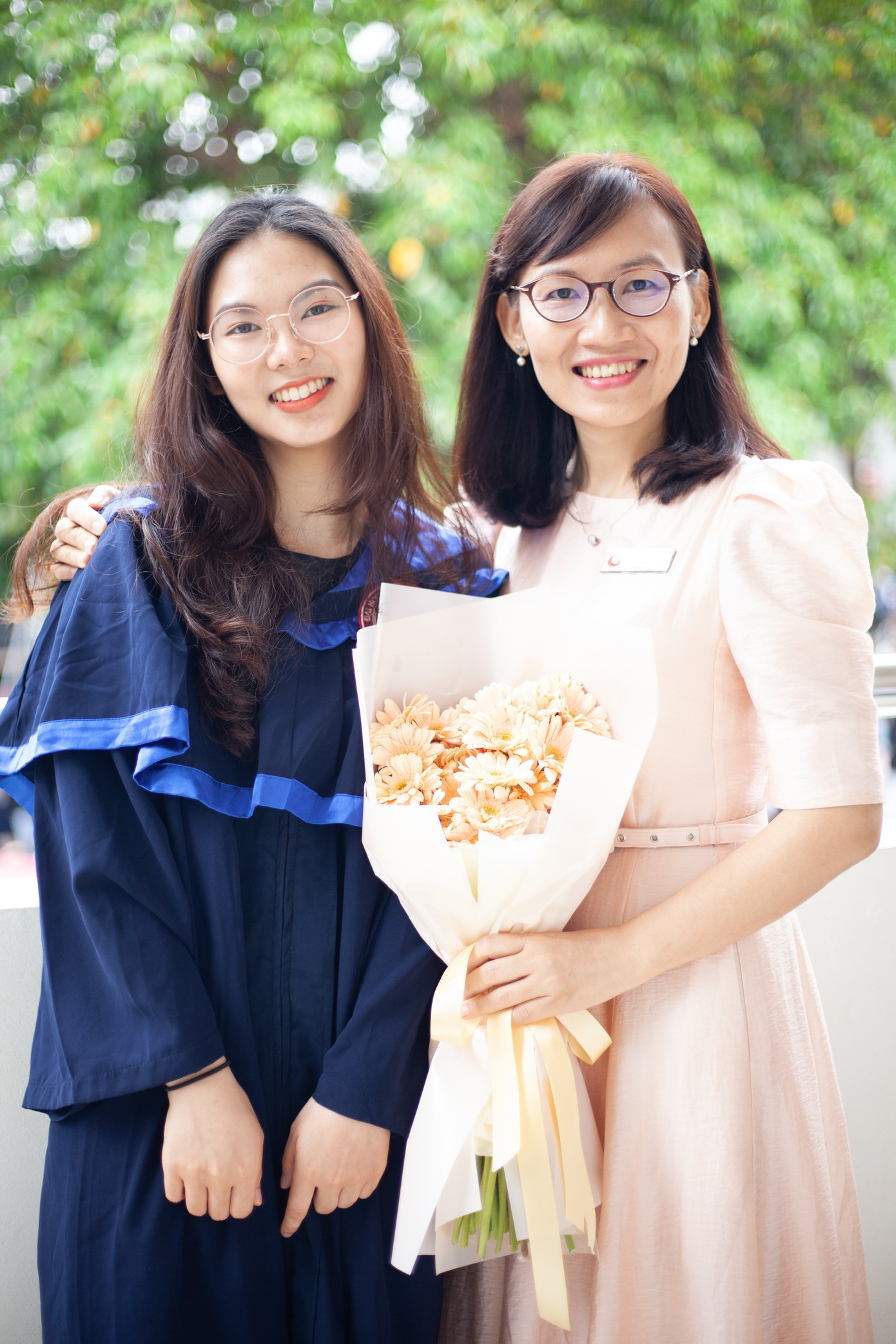 Nguyễn Hoàng Linh chụp cùng PGS. TS Nguyễn Thị Thùy Vinh trong ngày lễ tốt nghiệp cử nhân. Nguyễn Hoàng Linh chụp cùng PGS. TS Nguyễn Thị Thùy Vinh trong ngày lễ tốt nghiệp cử nhân.