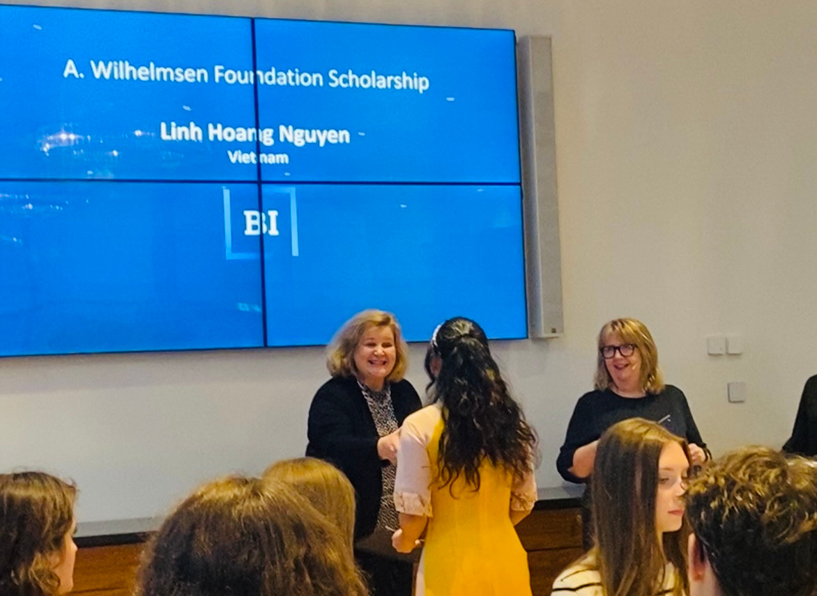 Nguyễn Hoàng Linh trong lễ trao học bổng A.Wilhelmsen tại trường BI Norwegian Business School, Na Uy. Nguyễn Hoàng Linh trong lễ trao học bổng A.Wilhelmsen tại trường BI Norwegian Business School, Na Uy.