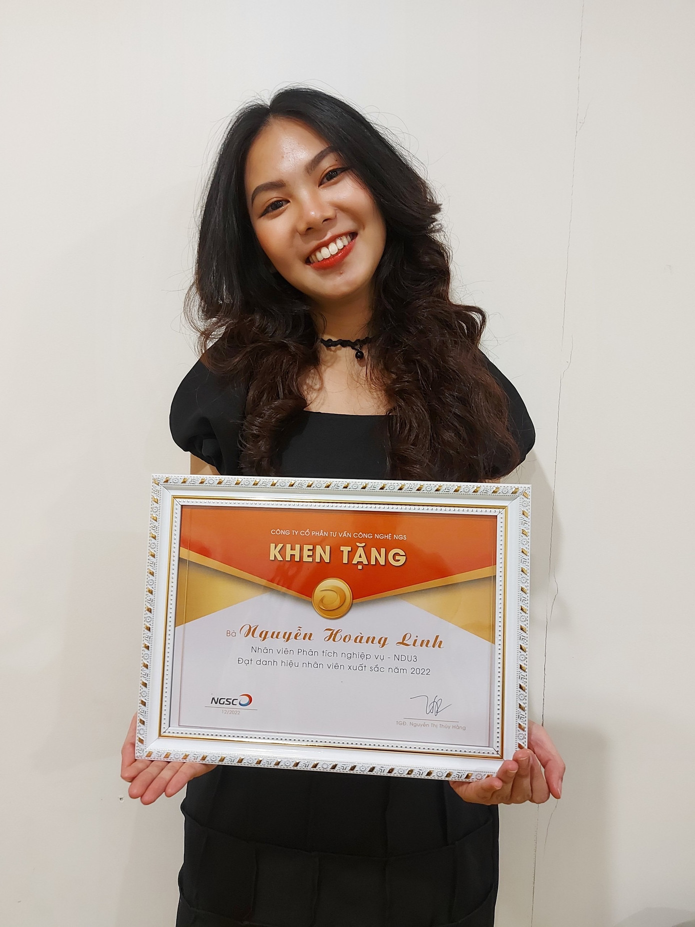 Nguyễn Hoàng Linh nhận giải thưởng Nhân viên Phân tích nghiệp vụ xuất sắc của năm. Nguyễn Hoàng Linh nhận giải thưởng Nhân viên Phân tích nghiệp vụ xuất sắc của năm.