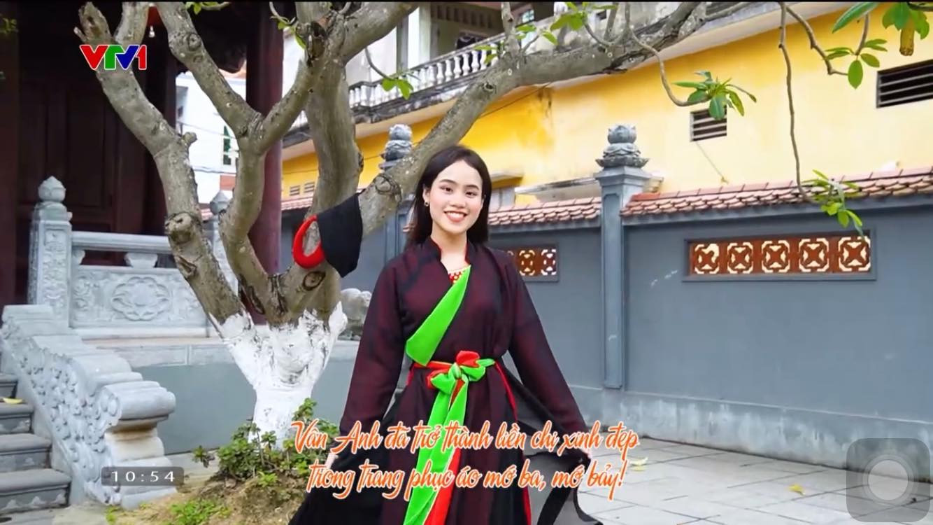 Vân Anh với vai trò người dẫn chương trình trên sóng &quot;Nét đẹp dân gian&quot; VTV1.
