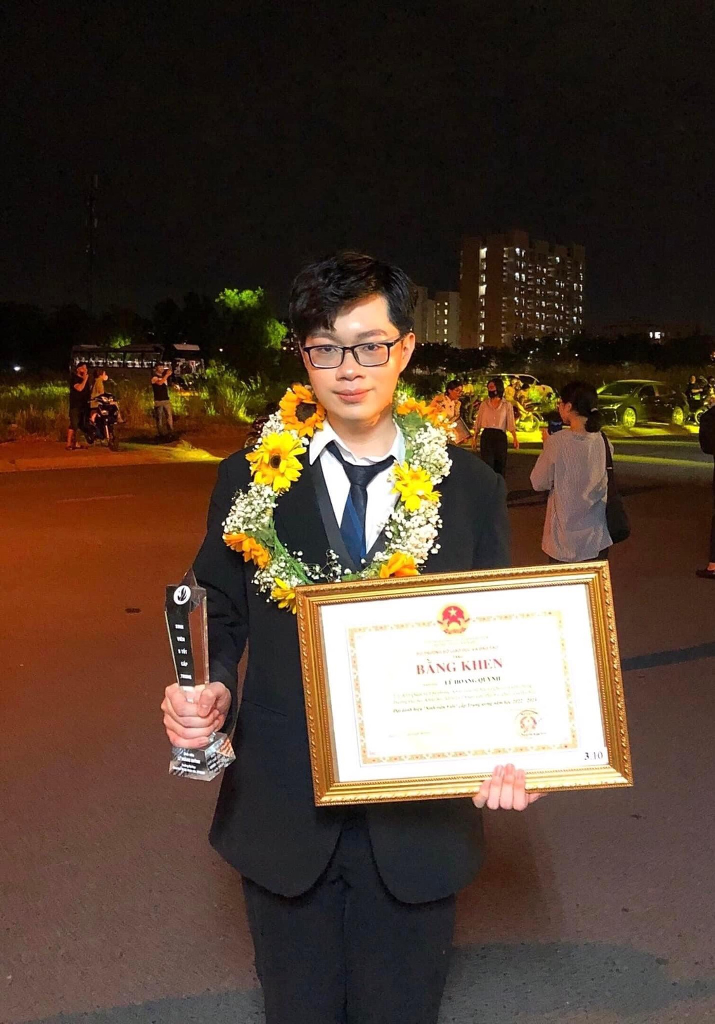 Lê Hoàng Quỳnh, chàng sinh viên gốc Thái Bình xuất sắc đạt danh hiệu Sinh viên 5 tốt cấp Trung ương. Lê Hoàng Quỳnh, chàng sinh viên gốc Thái Bình xuất sắc đạt danh hiệu Sinh viên 5 tốt cấp Trung ương.