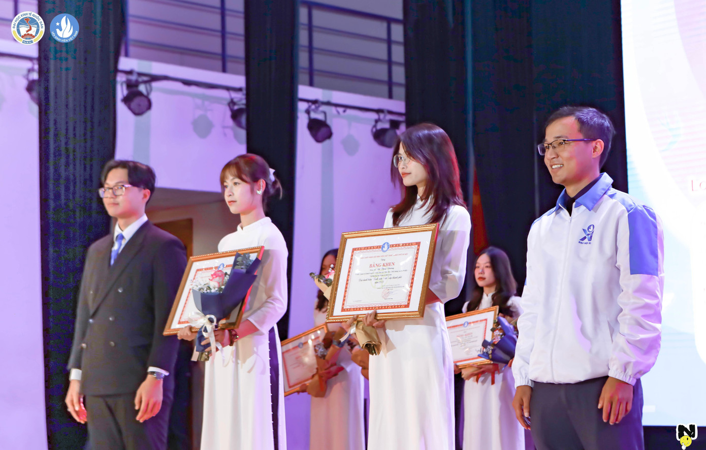 Thu Hà (thứ hai từ trái qua) nhận danh hiệu “Sinh viên 5 Tốt” cấp Thành phố năm 2023.