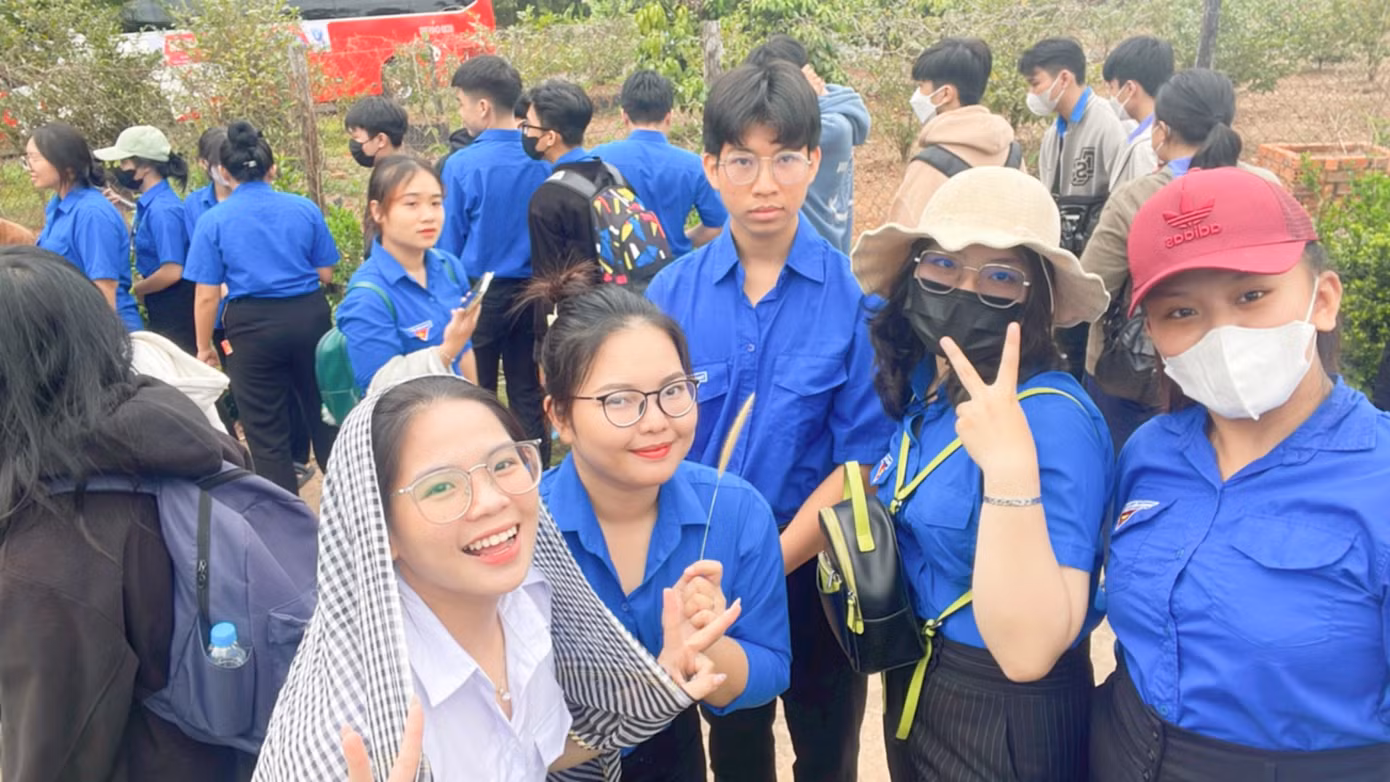 Cẩm Vân tích cực tham gia các hoạt động tình nguyện. Cẩm Vân tích cực tham gia các hoạt động tình nguyện.