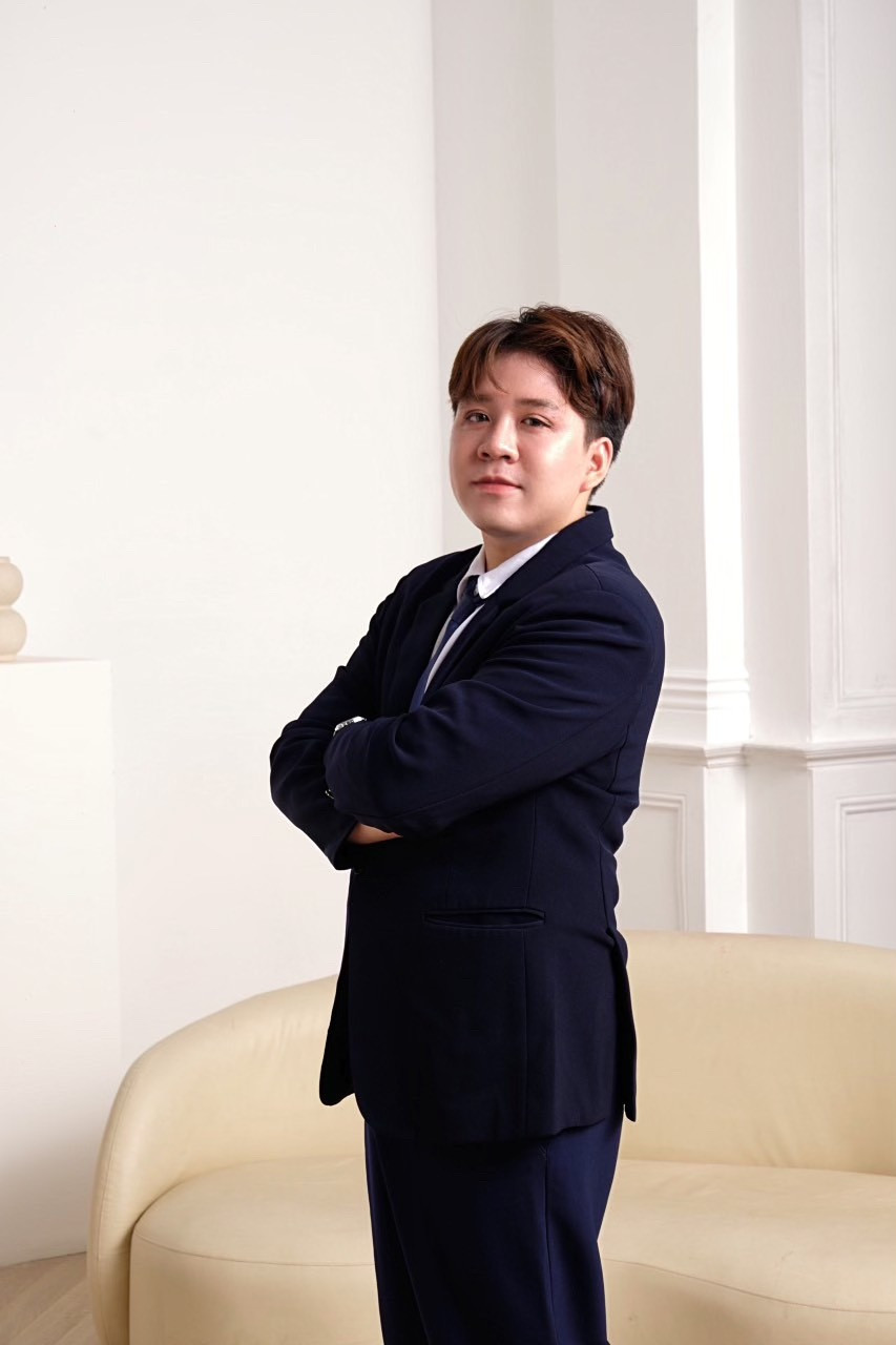 Thầy giáo trẻ tương lai Nguyễn Vũ Linh trong bộ vest thanh lịch.