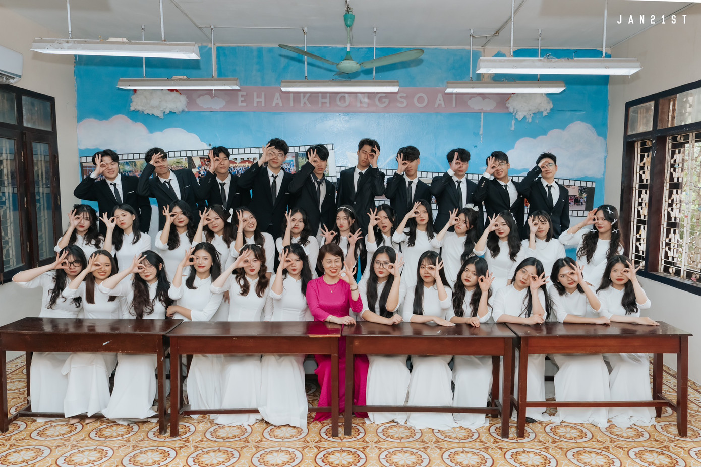 Thanh Vân cùng tập thể lớp 12 Anh 2 Trường THPT chuyên Lê Hồng Phong, Nam Định. Thanh Vân cùng tập thể lớp 12 Anh 2 Trường THPT chuyên Lê Hồng Phong, Nam Định.