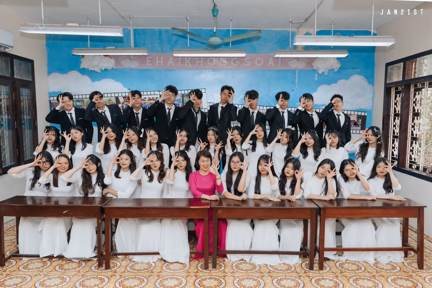 Thanh Vân cùng tập thể lớp 12 Anh 2 Trường THPT chuyên Lê Hồng Phong, Nam Định.