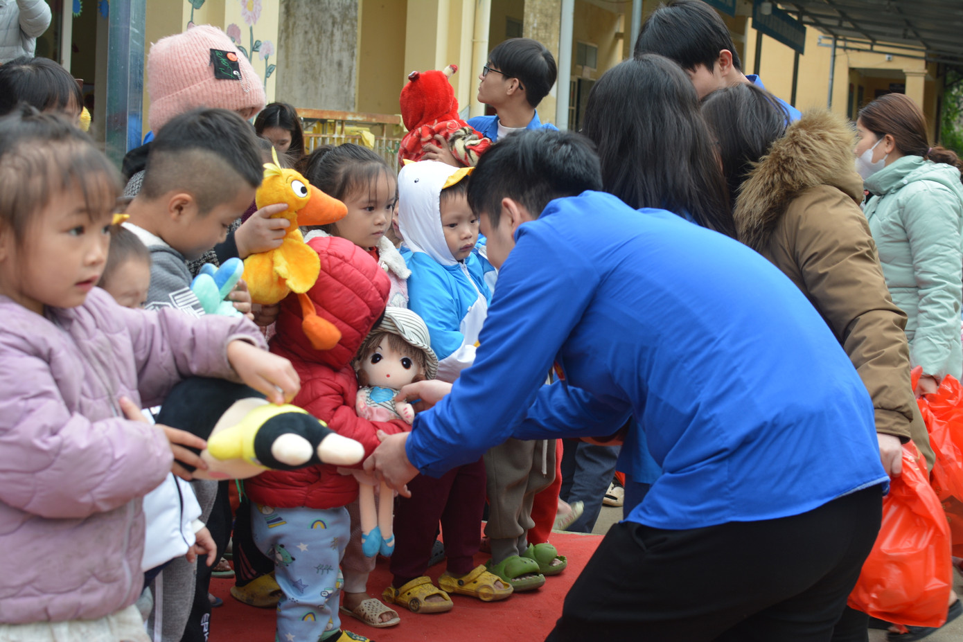 Các em nhỏ háo hức nhận những phần quà từ BTC.