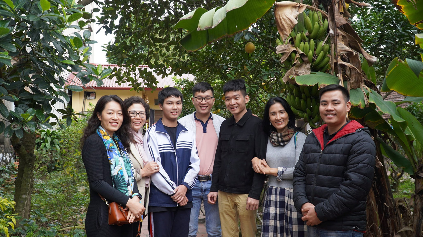 Hoàng cùng nhóm thiện nguyện Khát Vọng đi thăm các em học sinh.