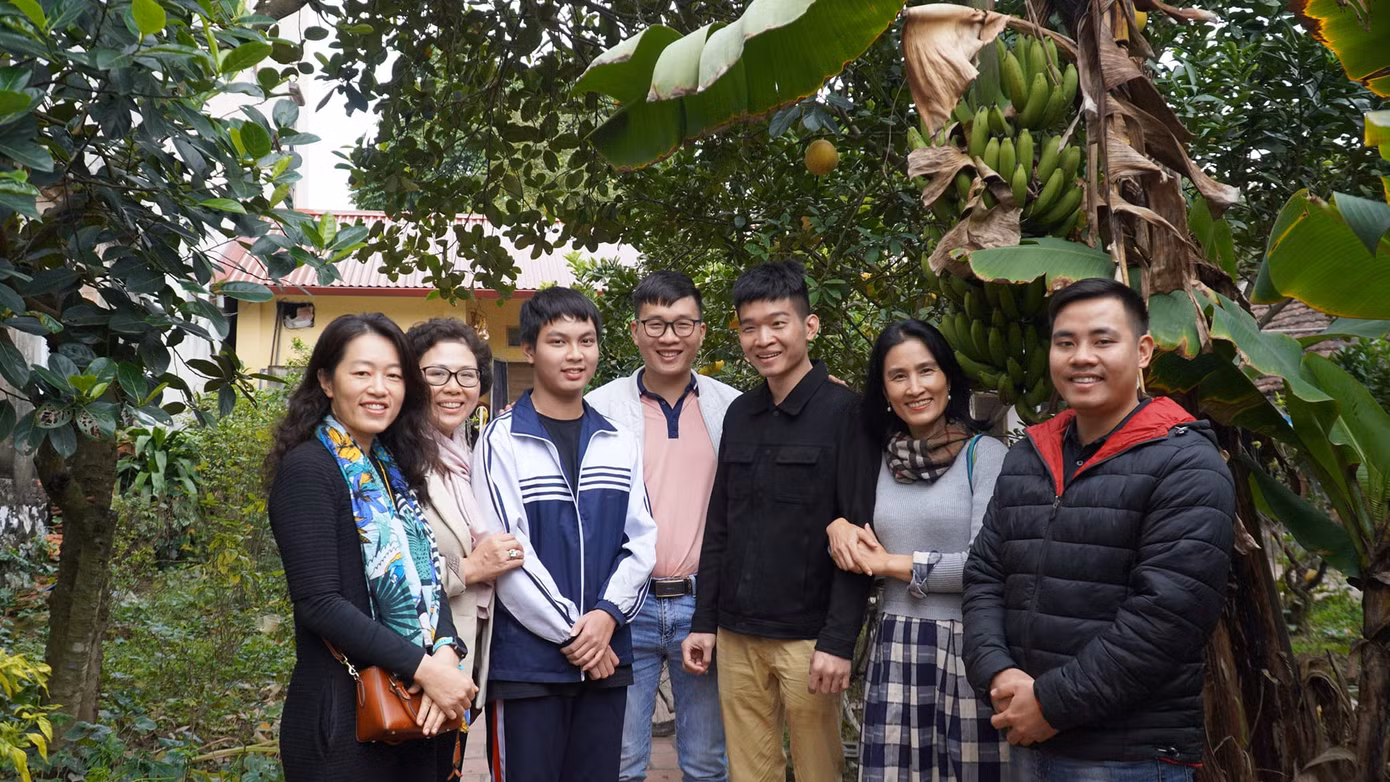 Hoàng cùng nhóm thiện nguyện Khát Vọng đi thăm các em học sinh.