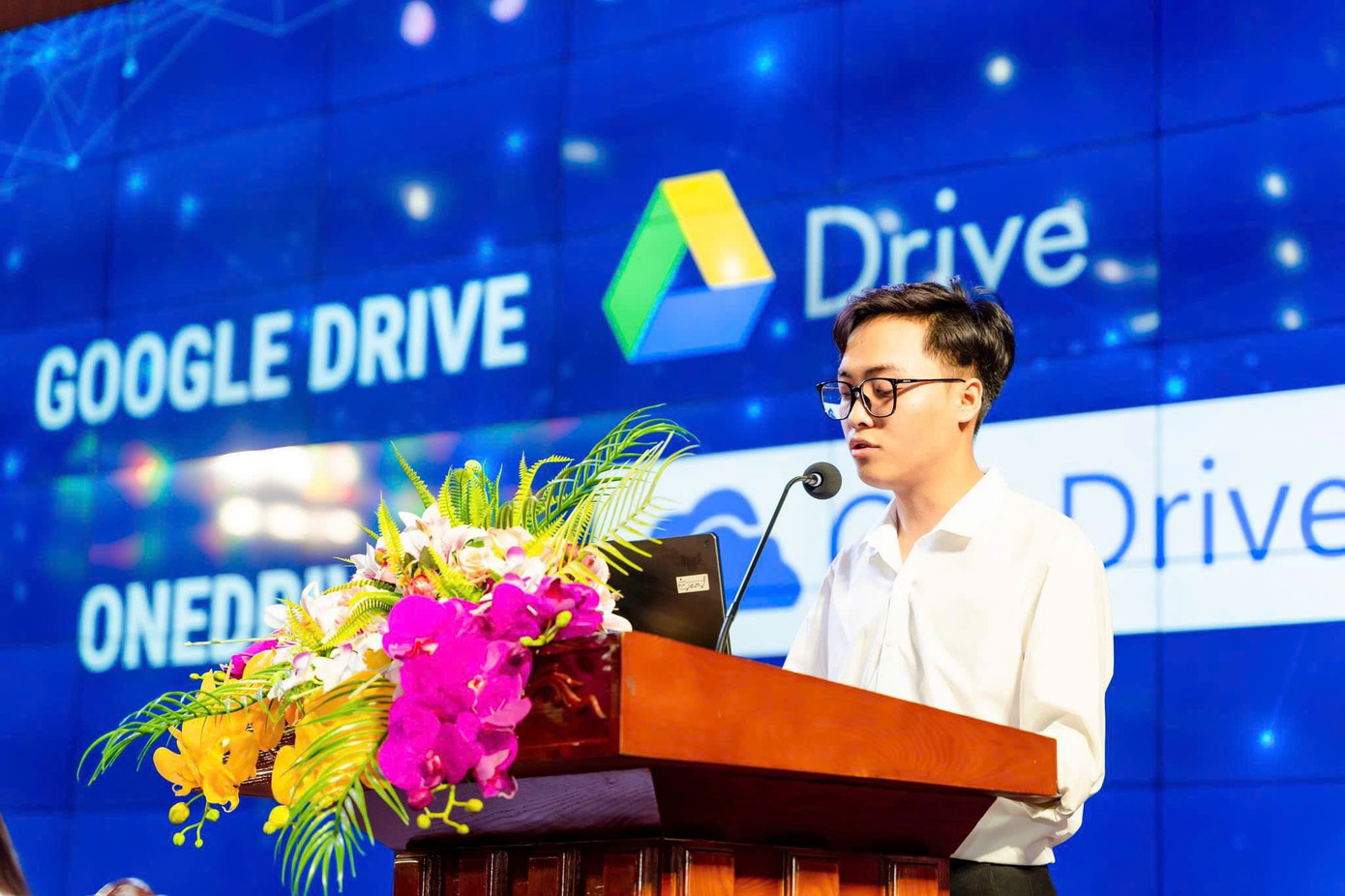 Tuấn Dũng tham luận tại Hội thảo khoa học sinh viên của khoa Tài chính doanh nghiệp với chủ đề "Chuyển đổi số trong lĩnh vực tài chính".