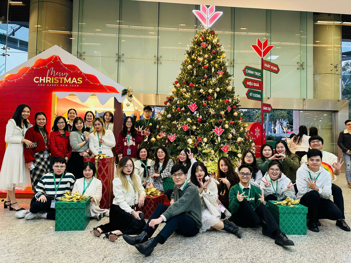 Tuấn Dũng chụp ảnh cùng phòng Quản lý rủi ro thẻ - Hội sở VPBank.