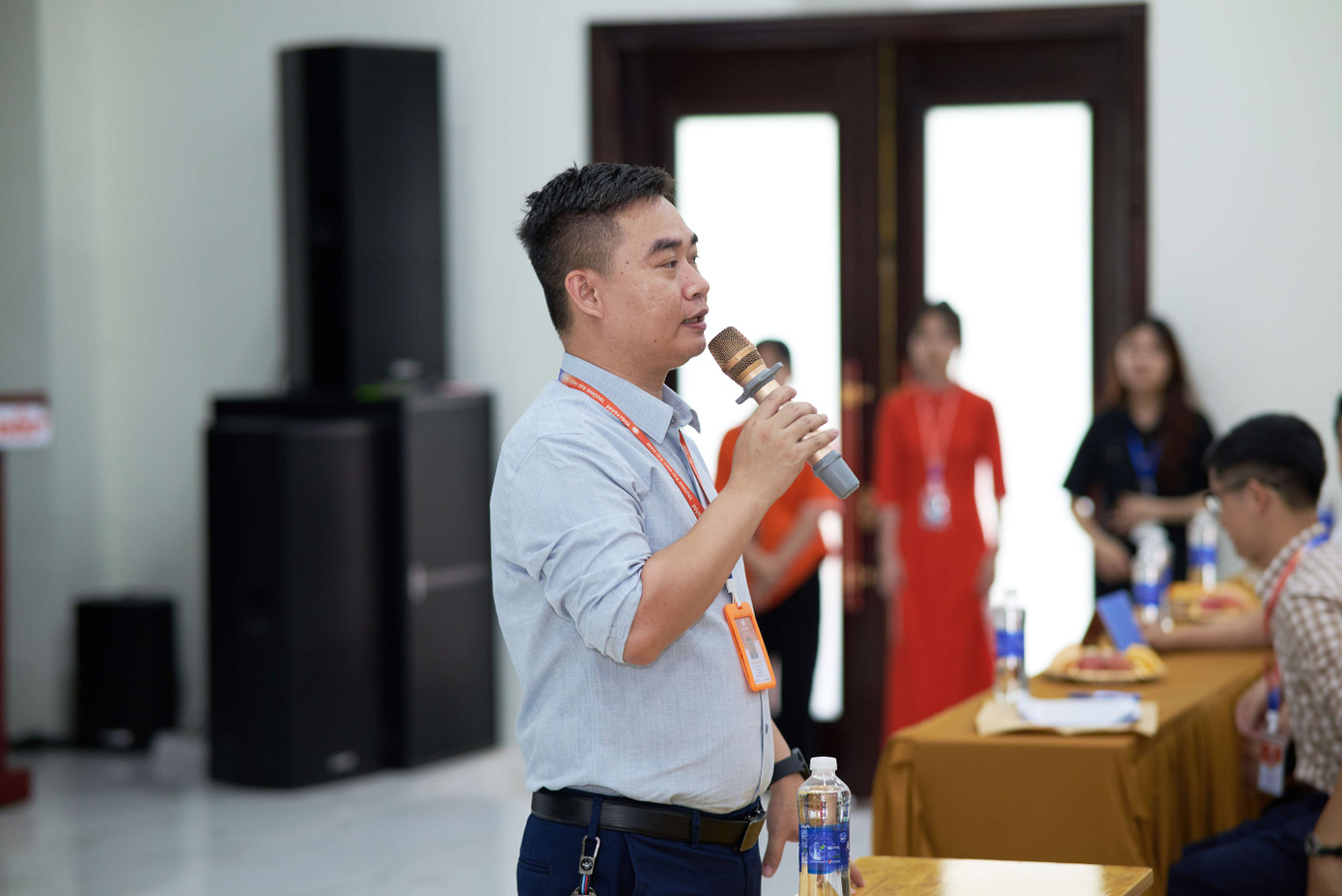 Thầy Luân đang hướng dẫn sinh viên trong một buổi học thực tế tại sự kiện. Thầy Luân đang hướng dẫn sinh viên trong một buổi học thực tế tại sự kiện.