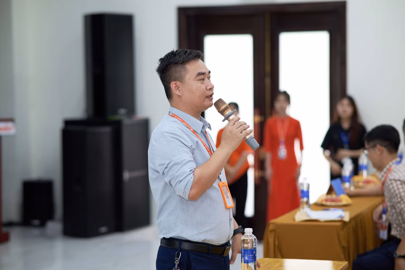 Thầy Luân đang hướng dẫn sinh viên trong một buổi học thực tế tại sự kiện.