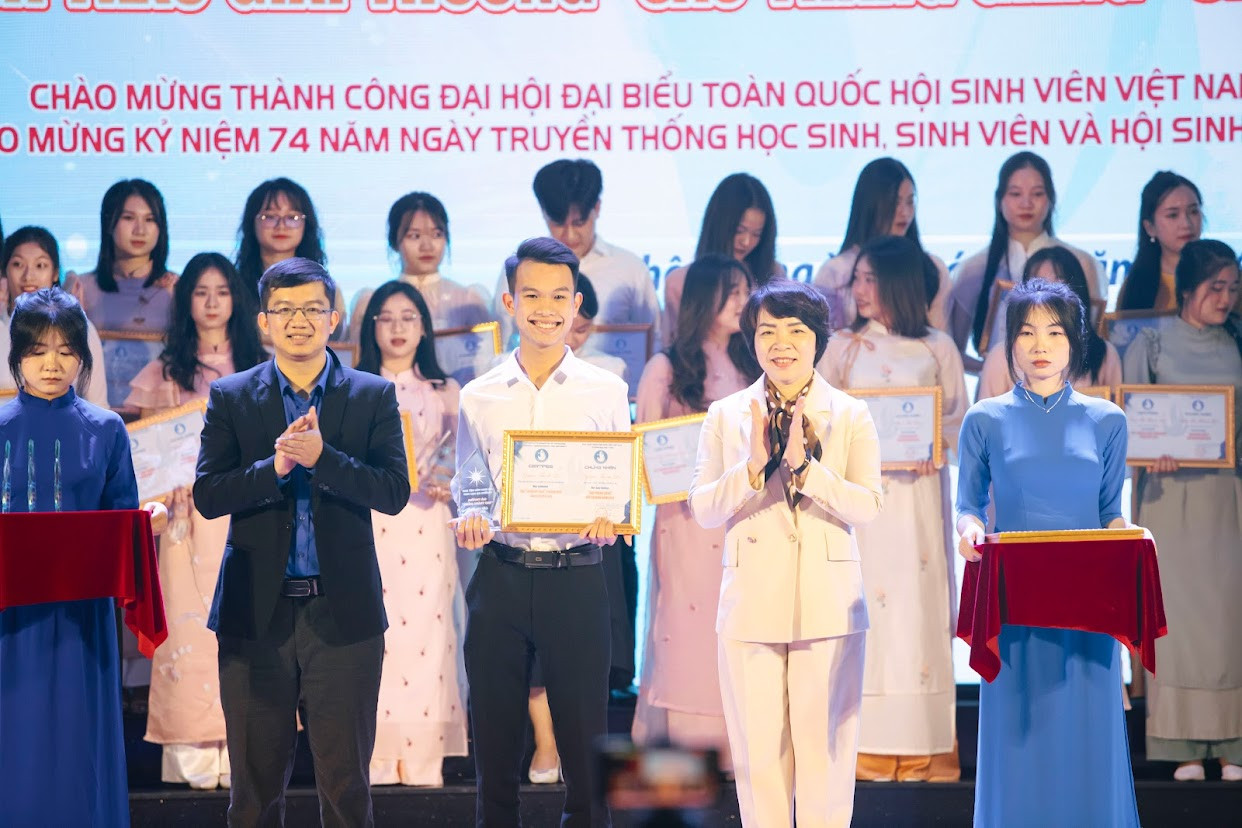 Thành Lộc vinh dự nhận giải thưởng Sao Tháng Giêng. Thành Lộc vinh dự nhận giải thưởng Sao Tháng Giêng.