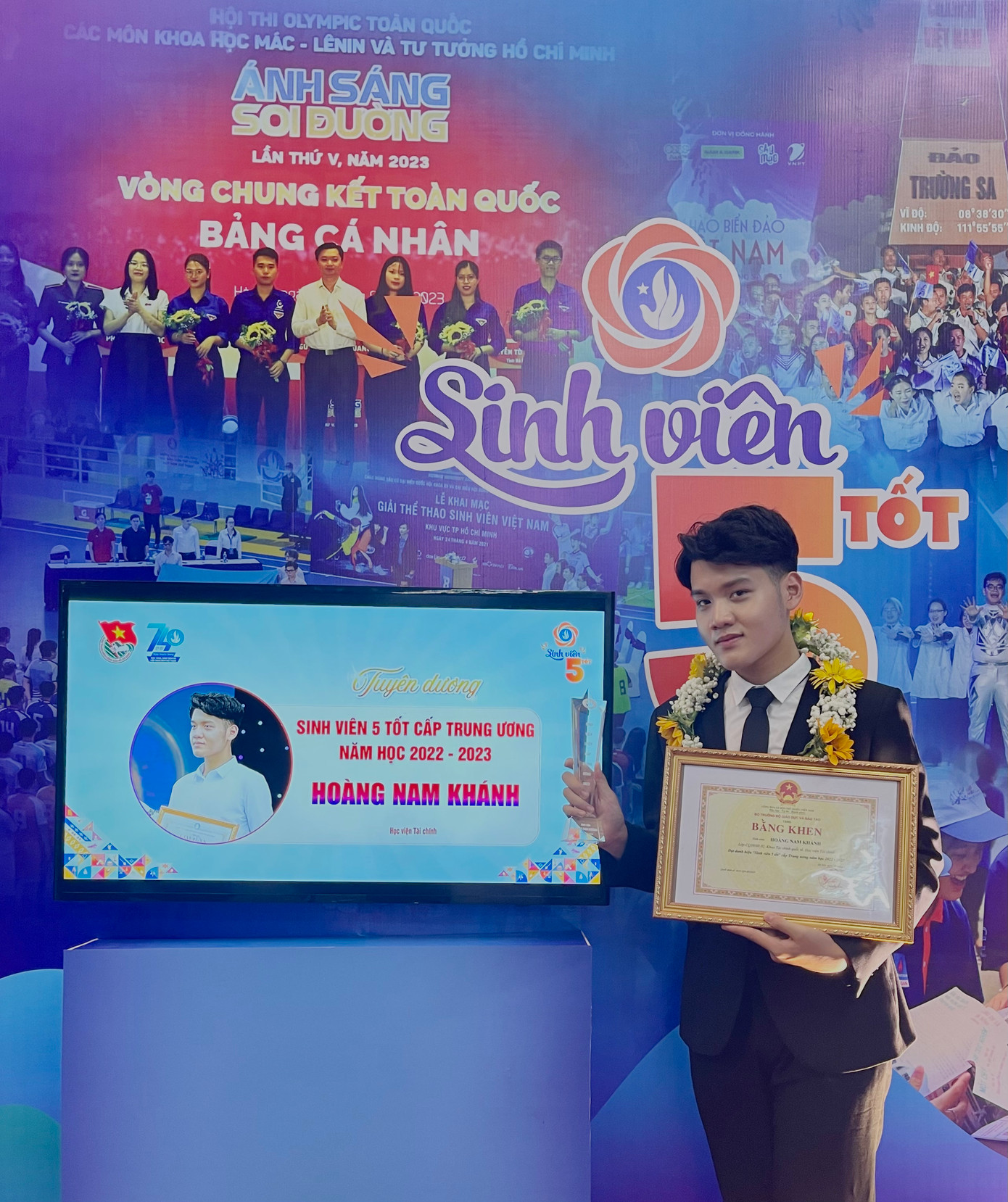Hoàng Nam Khánh nhận Danh hiệu Sinh viên 5 Tốt cấp Trung ương năm học 2022 - 2023. Hoàng Nam Khánh nhận Danh hiệu Sinh viên 5 Tốt cấp Trung ương năm học 2022 - 2023.