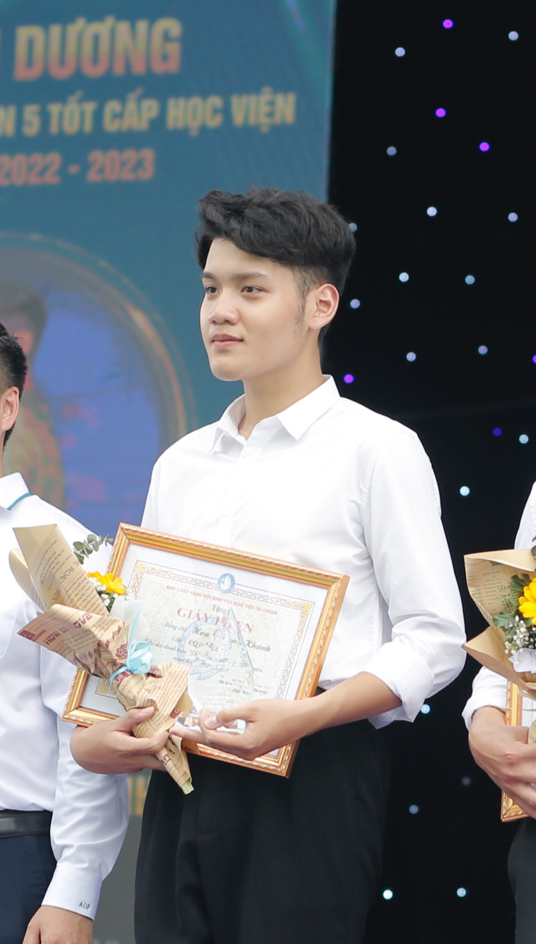 Hoàng Nam Khánh nhận Danh hiệu Sinh viên 5 Tốt cấp Học viện năm học 2022 - 2023. Hoàng Nam Khánh nhận Danh hiệu Sinh viên 5 Tốt cấp Học viện năm học 2022 - 2023.