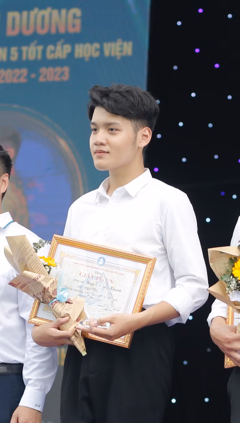 Hoàng Nam Khánh nhận Danh hiệu Sinh viên 5 Tốt cấp Học viện năm học 2022 - 2023. Hoàng Nam Khánh nhận Danh hiệu Sinh viên 5 Tốt cấp Học viện năm học 2022 - 2023.