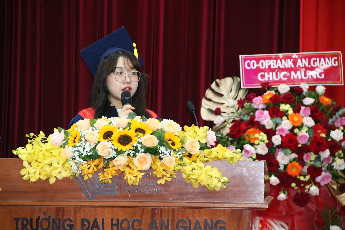 Đại diện sinh viên phát biểu tại lễ tốt nghiệp Trường Đại học An Giang. Đại diện sinh viên phát biểu tại lễ tốt nghiệp Trường Đại học An Giang.