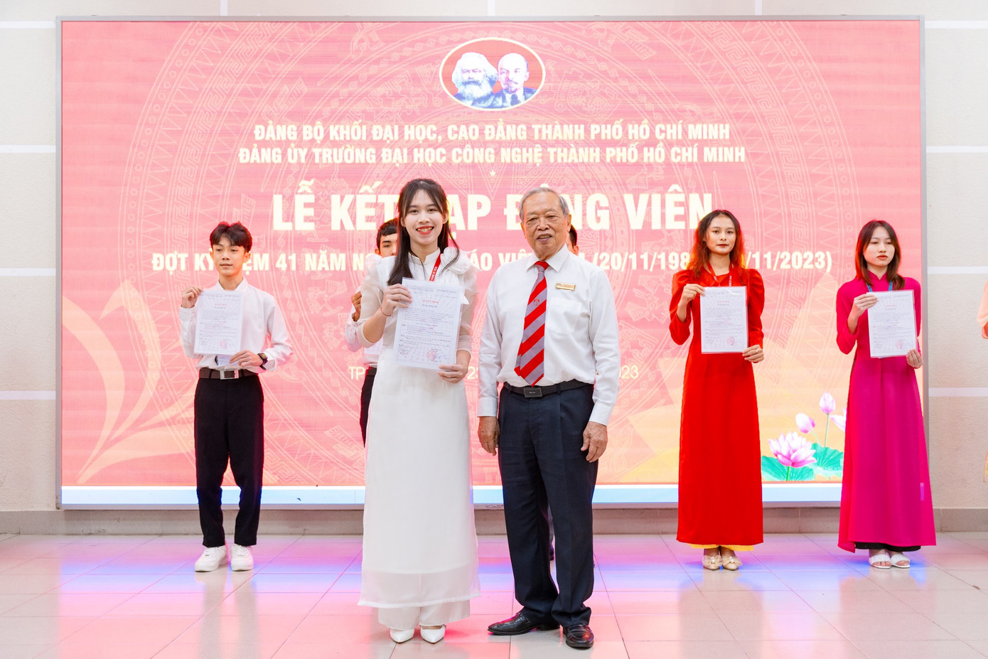 Phương Thảo vinh dự khi được kết nạp và đứng trong hàng ngũ Đảng Cộng sản Việt Nam.