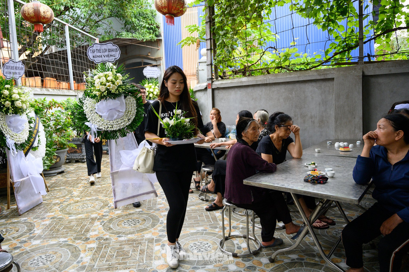 Bạn Lâm, người bạn thân cùng lớp với Khải tâm sự: "Biết địa chỉ vụ cháy, mình và các bạn rất sốt ruột, nhắn tin, gọi điện liên tục, có 5 bạn đến tận nơi để tìm và cho đến trưa, khi không còn hy vọng gì, các bạn đã báo với gia đình Khải, không ngờ được Khải đã ra đi như thế. Khải luôn hết lòng với bạn bè, trong lớp Khải học giỏi, hay giúp chúng mình trong việc học. Khải nói rằng muốn có một cửa hàng kinh doanh quần áo nhưng có lẽ giờ... Cả lớp thực sự ngỡ ngàng trước sự ra đi của bạn, mong bạn yên nghỉ."