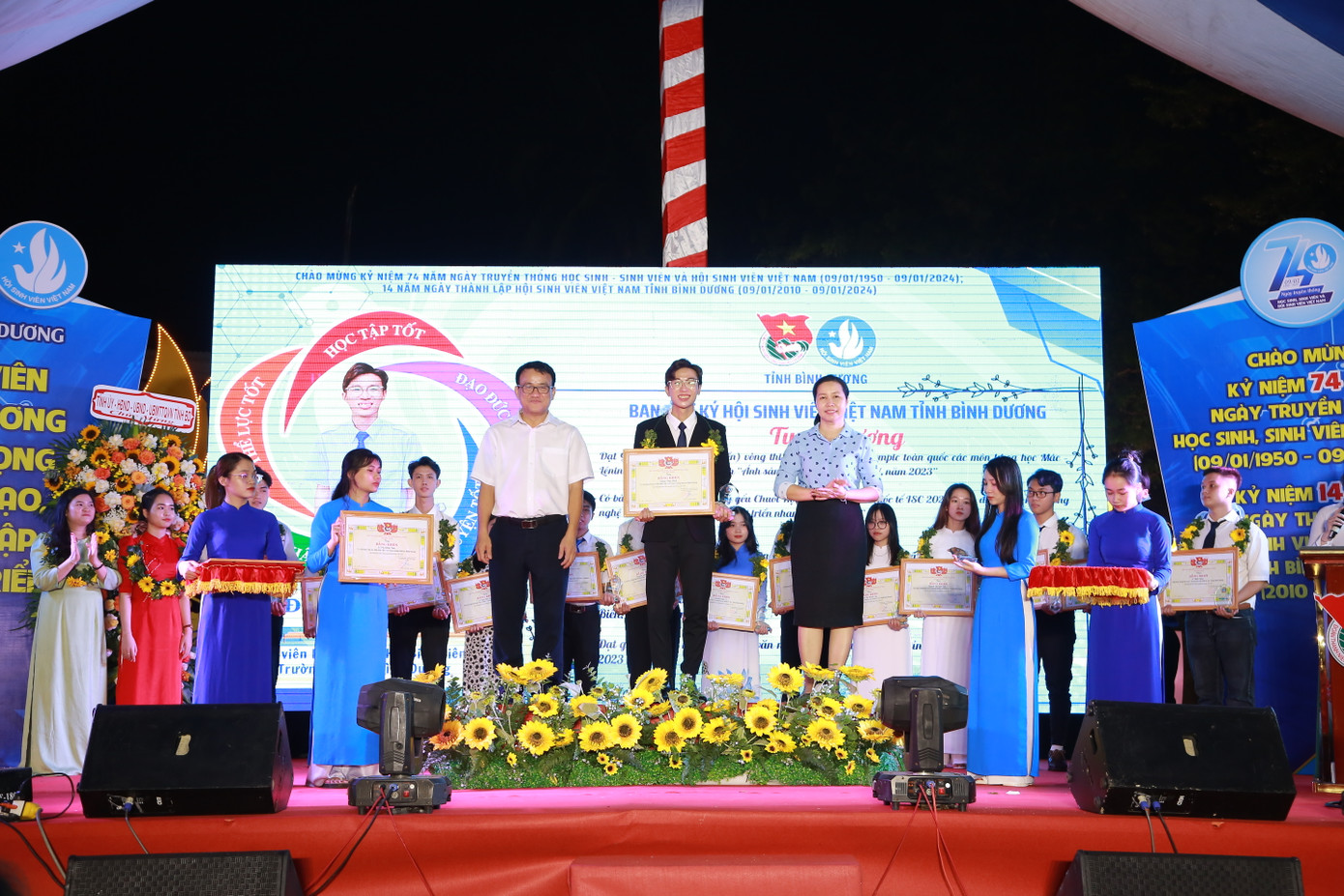 Minh tại buổi Tuyên dương Sinh viên 5 tốt tỉnh Bình Dương.