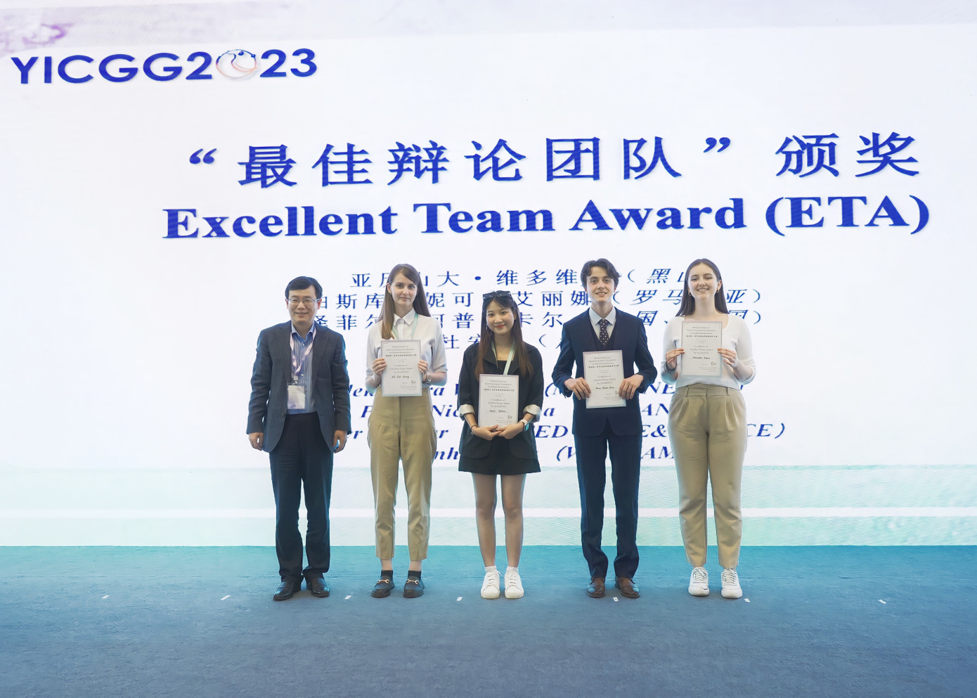 Nhóm Dương đã giành giải “The Excellent Team Award”.