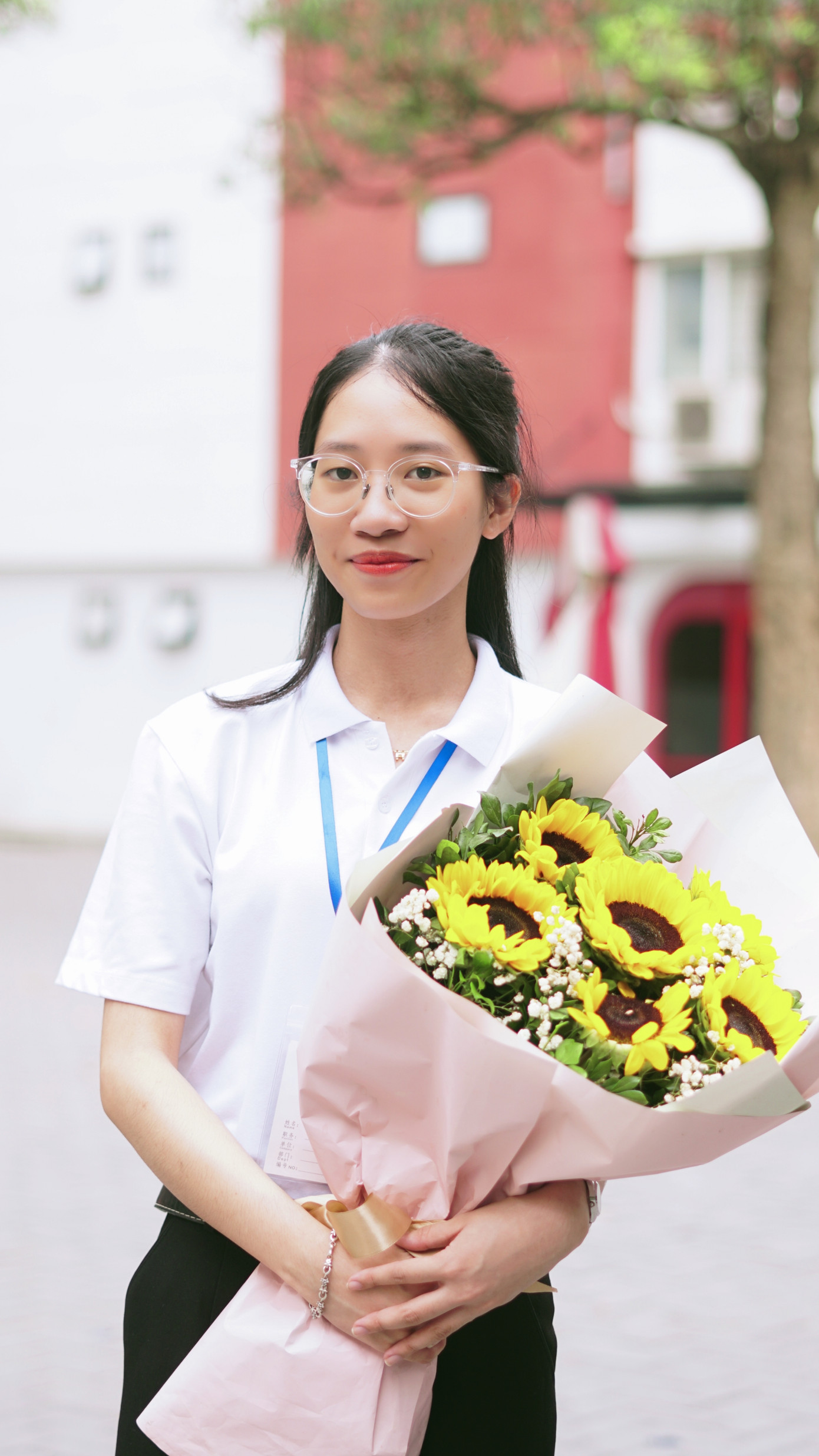 Nguyễn Minh Hà - sinh viên năm ba ngành Luật Kinh tế Đại học Kinh tế Quốc dân. Nguyễn Minh Hà - sinh viên năm ba ngành Luật Kinh tế Đại học Kinh tế Quốc dân.