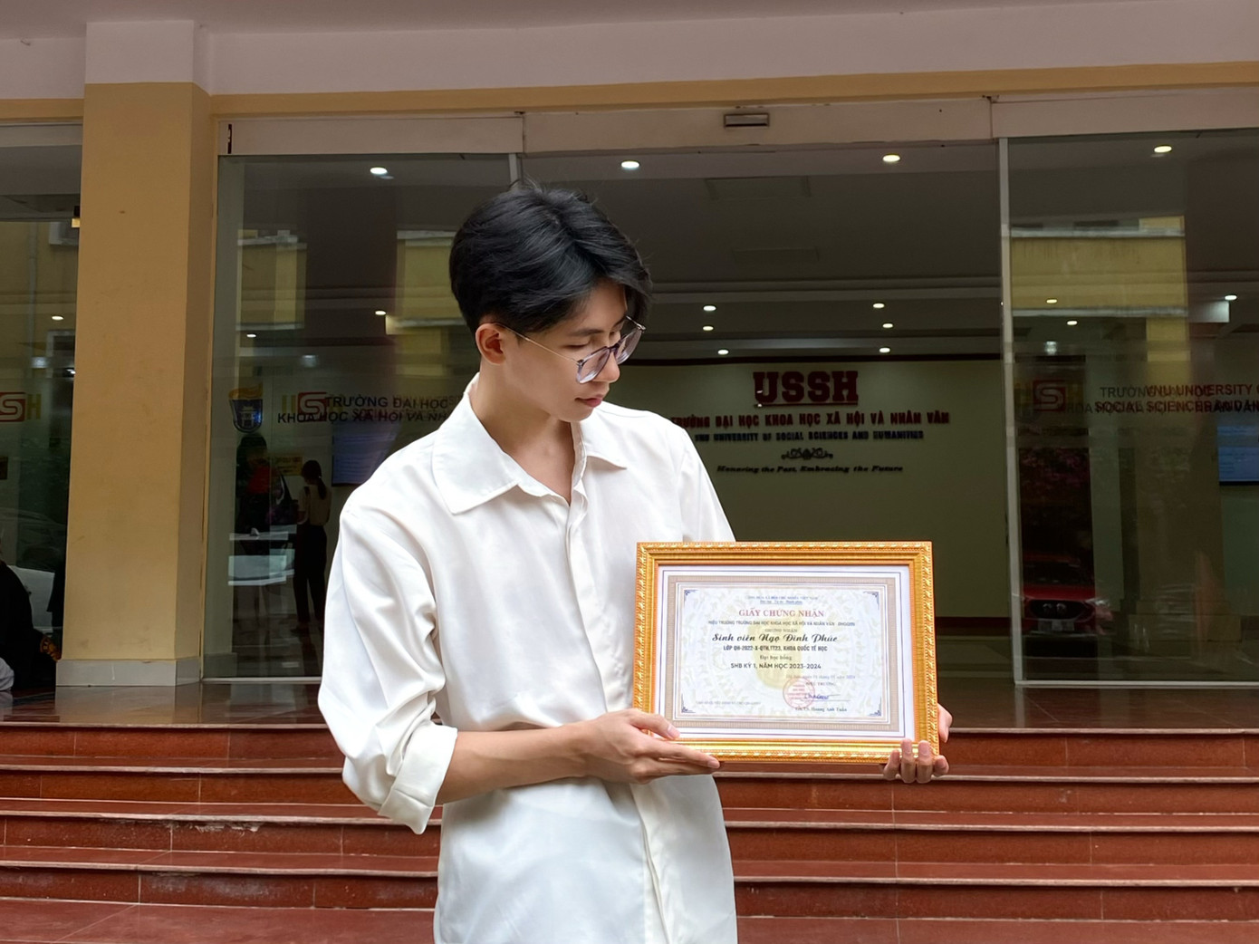 Phúc nhận giấy khen khen thưởng của nhà trường. Phúc nhận giấy khen khen thưởng của nhà trường.