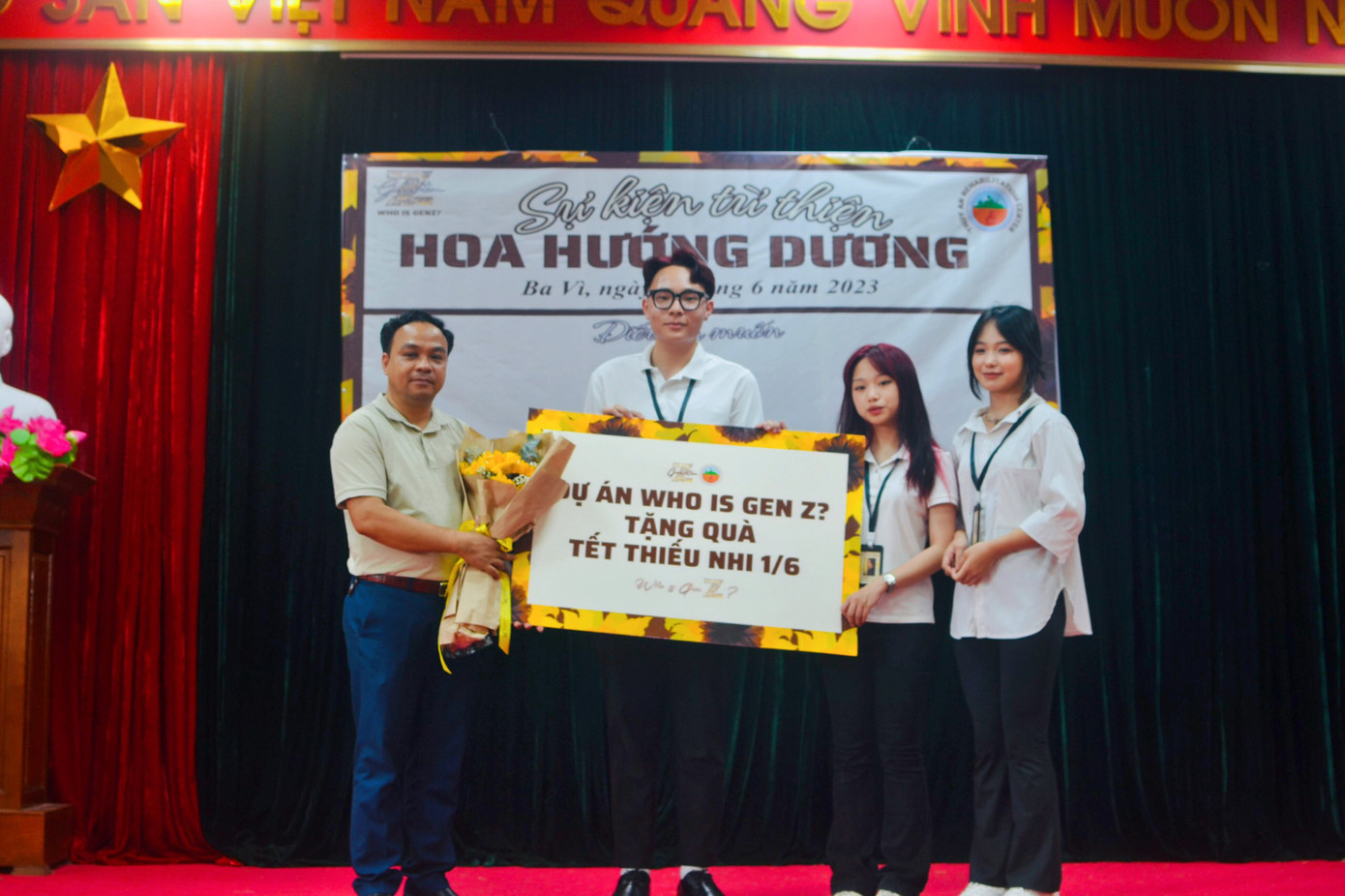 Dự án "Who is GenZ?" tổ chức hoạt động từ thiện tại trung tâm Thuỵ An (Ba Vì).