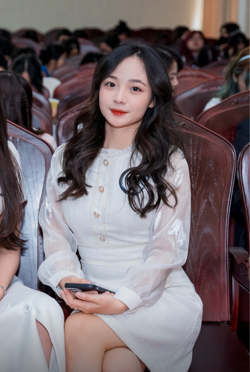 Phùng Thị Quỳnh Trang tham gia cuộc thi tài sắc Nhân văn tại trường. Phùng Thị Quỳnh Trang tham gia cuộc thi tài sắc Nhân văn tại trường.