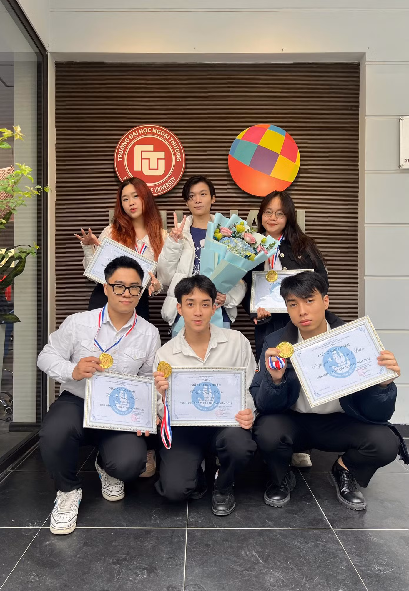 Châu Giang (bạn nữ bên trái) cùng các thành viên của tổ chức MentorA+ tại buổi lễ tuyên dương Sinh viên 5 Tốt.