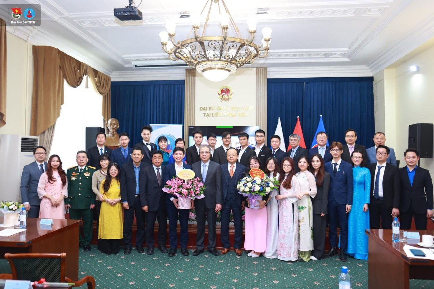 Gặp gỡ nhiều người cho nữ sinh cơ hội nhìn nhận bản thân và trưởng thành hơn. Gặp gỡ nhiều người cho nữ sinh cơ hội nhìn nhận bản thân và trưởng thành hơn.