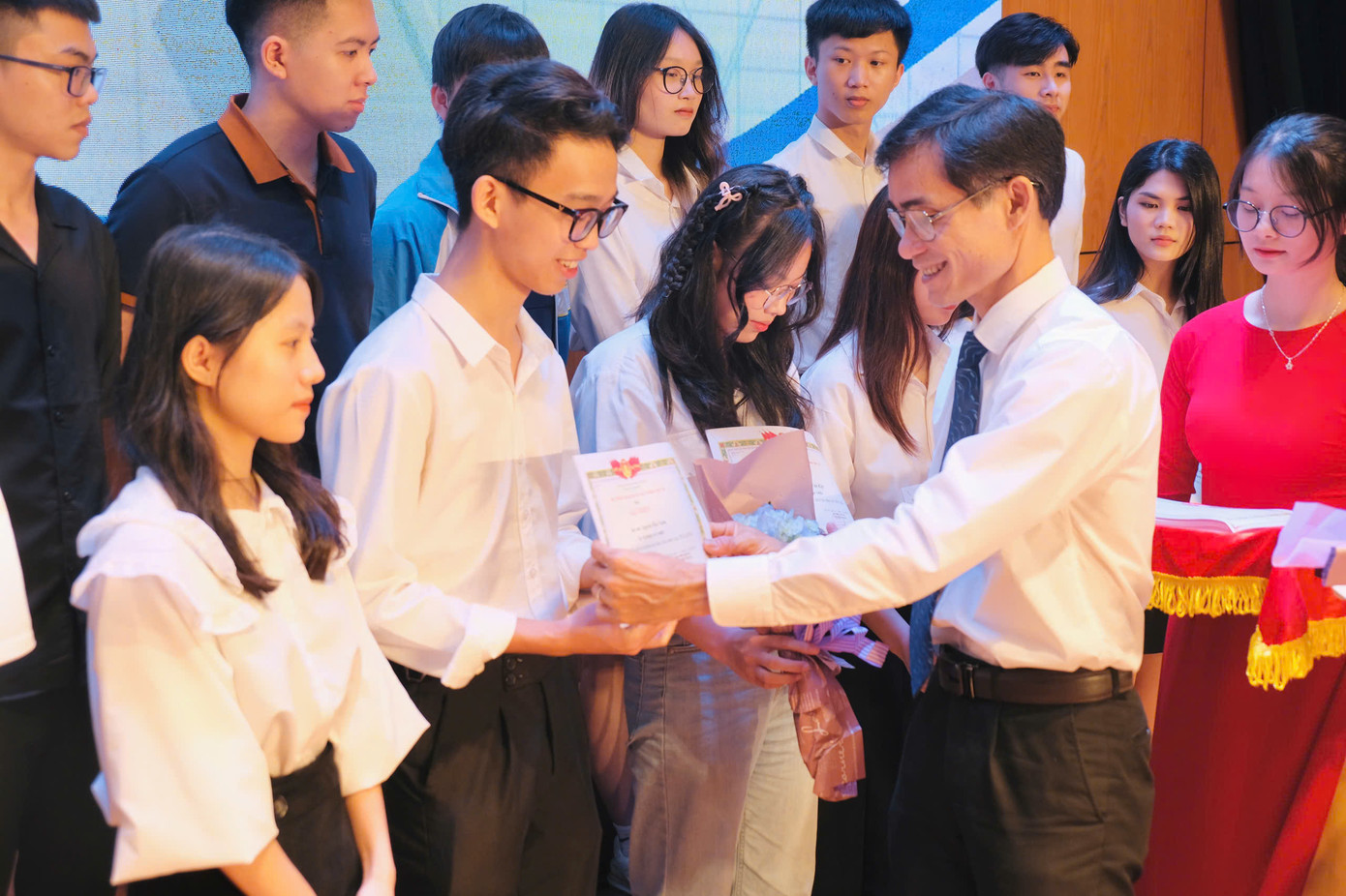 Đào Huy Hoàng đoạt giải Nhất NCKH sinh viên cấp Trường tại hội nghị tổng kết NCKH sinh viên 2023-2024.