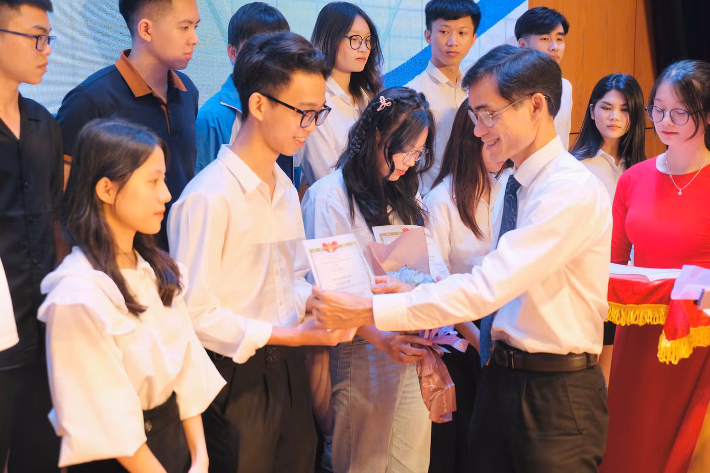 Đào Huy Hoàng đoạt giải Nhất NCKH sinh viên cấp Trường tại hội nghị tổng kết NCKH sinh viên 2023-2024.