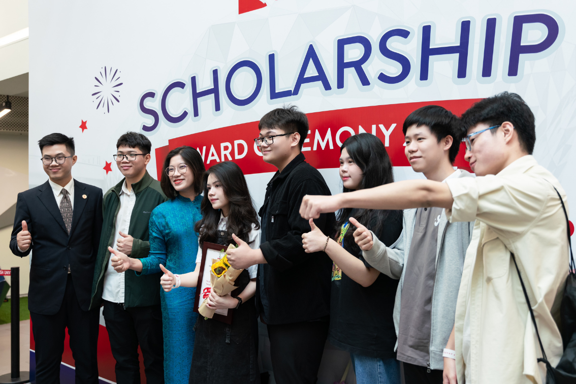 Người thân và bạn bè đến chung vui cùng Khanh ngày nhận học bổng.