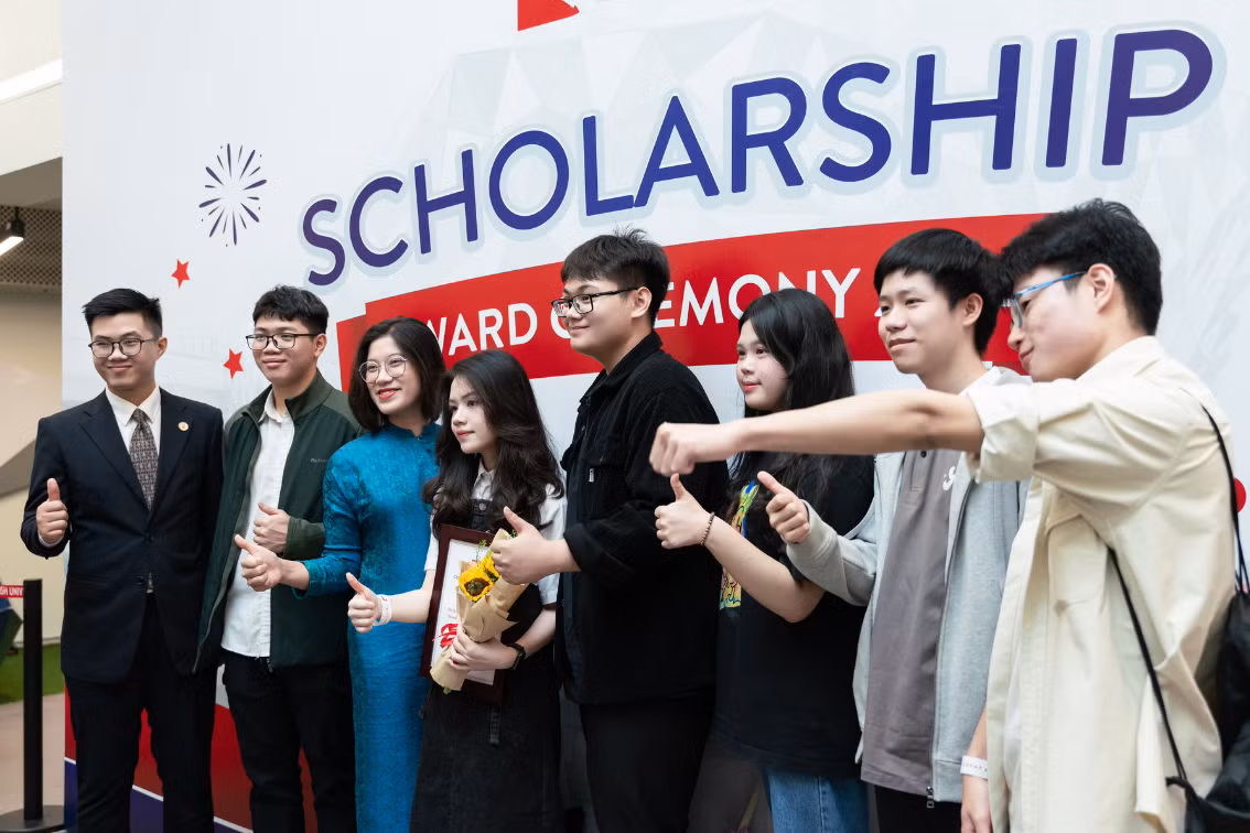 Người thân và bạn bè đến chung vui cùng Khanh ngày nhận học bổng.