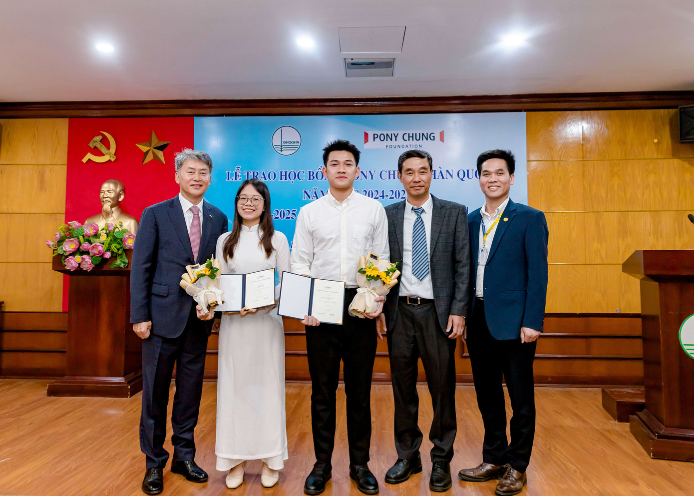 Lê Hoàng xuất sắc được vinh danh tại lễ trao học bổng danh giá PonyChung của Hàn Quốc năm 2024, ghi dấu ấn cho những nỗ lực vượt bậc và thành tích nổi bật trong học tập cũng như cống hiến cho cộng đồng. Lê Hoàng xuất sắc được vinh danh tại lễ trao học bổng danh giá PonyChung của Hàn Quốc năm 2024, ghi dấu ấn cho những nỗ lực vượt bậc và thành tích nổi bật trong học tập cũng như cống hiến cho cộng đồng.