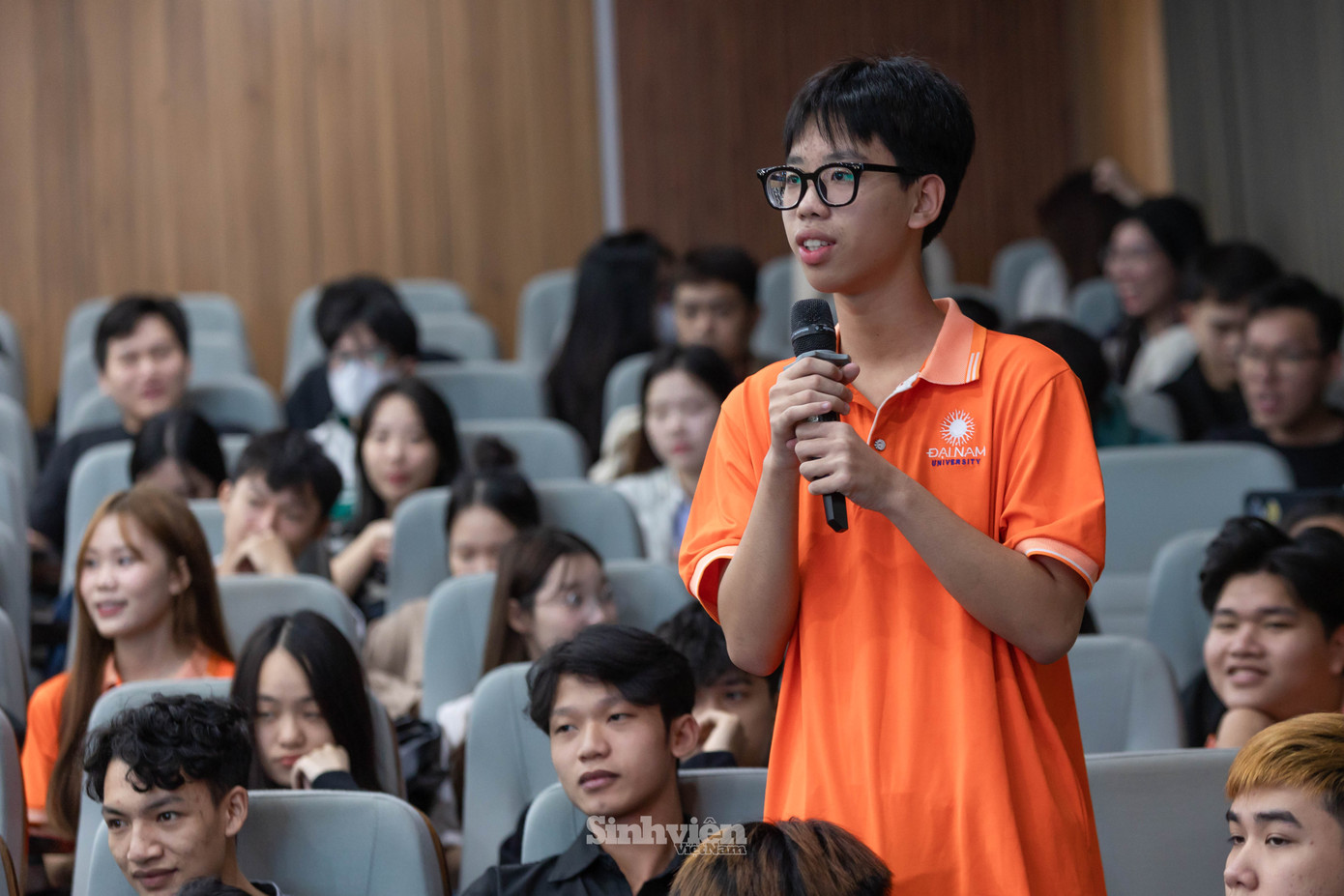 Sinh viên Trường Đại học Đại Nam đặt nhiều câu hỏi hay khiến các diễn giả cao hứng quên cả thời lượng chương trình, say sưa với các vấn đề của của sinh viên ngành Du lịch.