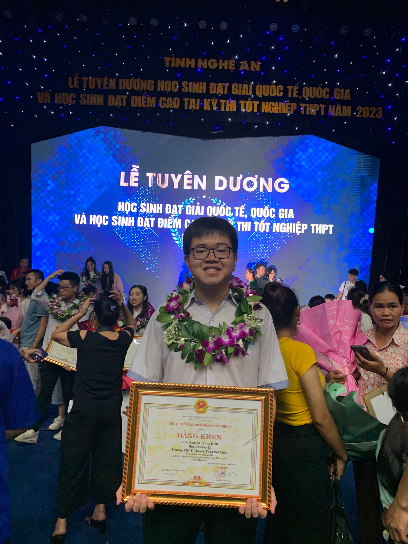 Kiên nhận khen thưởng khi đạt giải Nhì Học sinh Giỏi cấp Quốc gia môn Hóa học năm học 2022-2023. Kiên nhận khen thưởng khi đạt giải Nhì Học sinh Giỏi cấp Quốc gia môn Hóa học năm học 2022-2023.